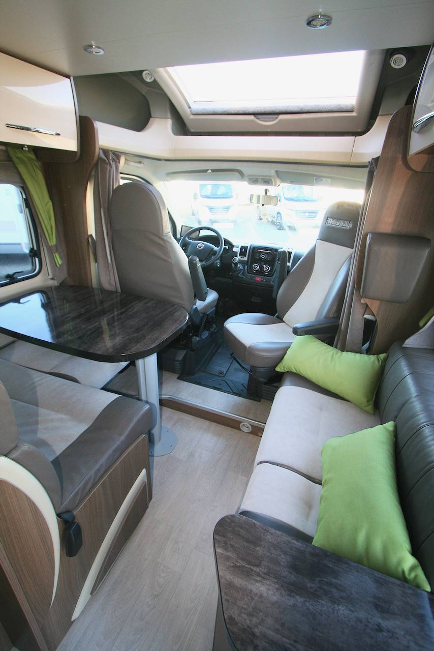 Achat Camping-car profilé d’occasion, lit à la française, lit de pavillon, 4 couchages, moins de 7 m, Chausson Titanium TI 69, à Roques proche de Toulouse (31)
