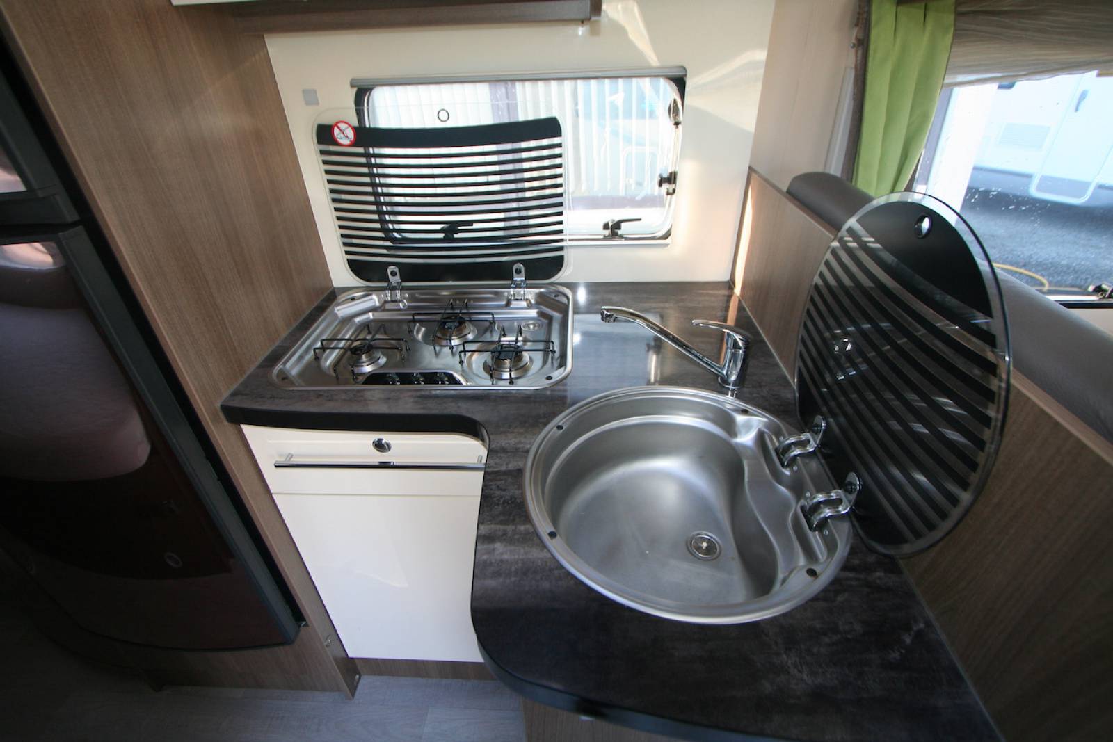 Achat Camping-car profilé d’occasion, lit à la française, lit de pavillon, 4 couchages, moins de 7 m, Chausson Titanium TI 69, à Roques proche de Toulouse (31)