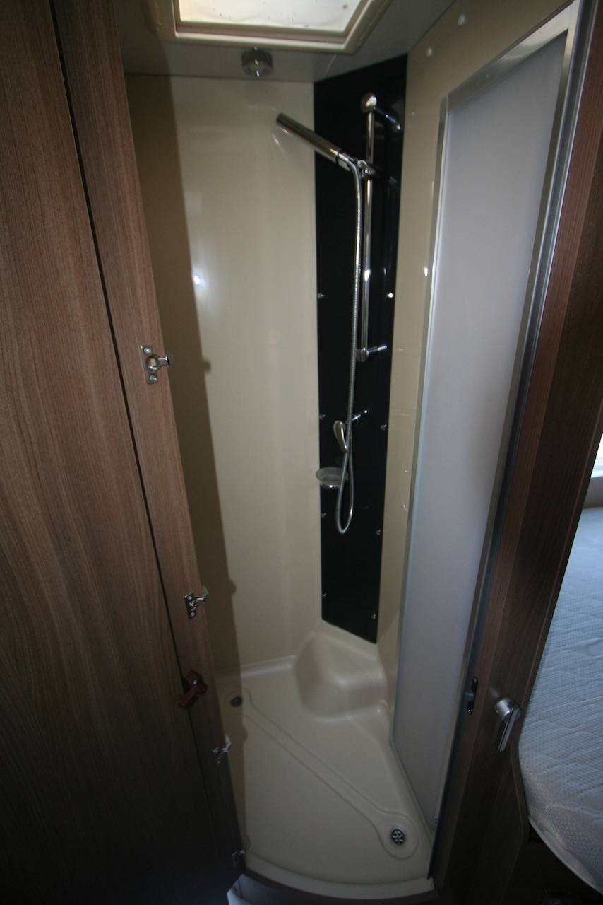 Achat Camping-car profilé d’occasion, lit à la française, lit de pavillon, 4 couchages, moins de 7 m, Chausson Titanium TI 69, à Roques proche de Toulouse (31)