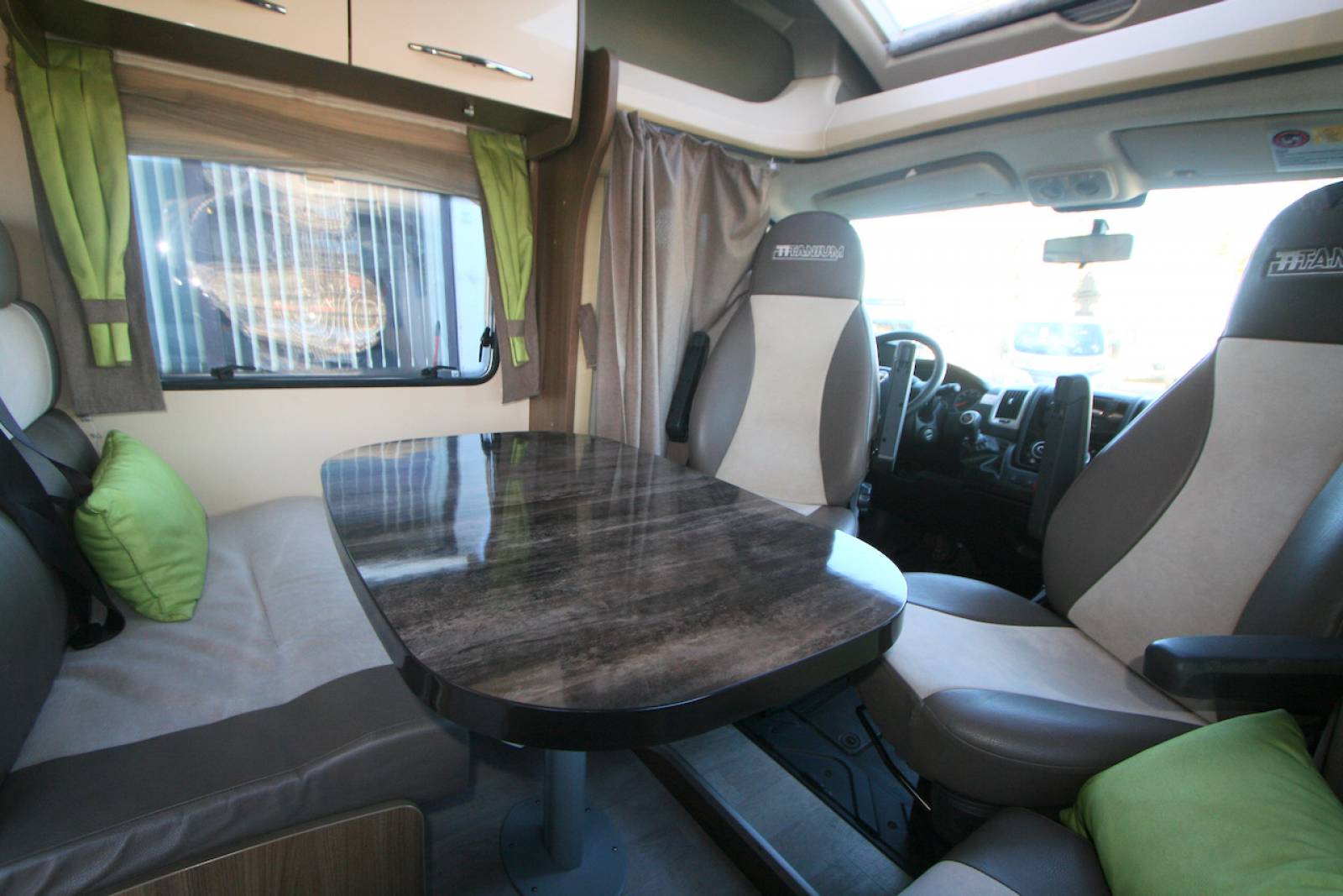 Achat Camping-car profilé d’occasion, lit à la française, lit de pavillon, 4 couchages, moins de 7 m, Chausson Titanium TI 69, à Roques proche de Toulouse (31)