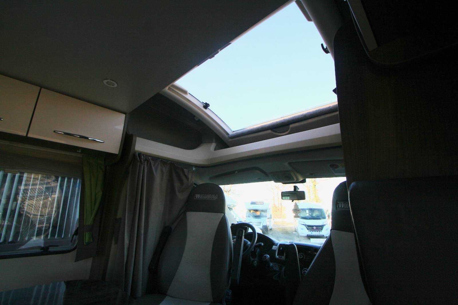 Vend Camping-car profilé d’occasion, lit à la française, lit de pavillon, 4 couchages, moins de 7 m, Chausson Titanium TI 69, à Roques proche de Toulouse (31)