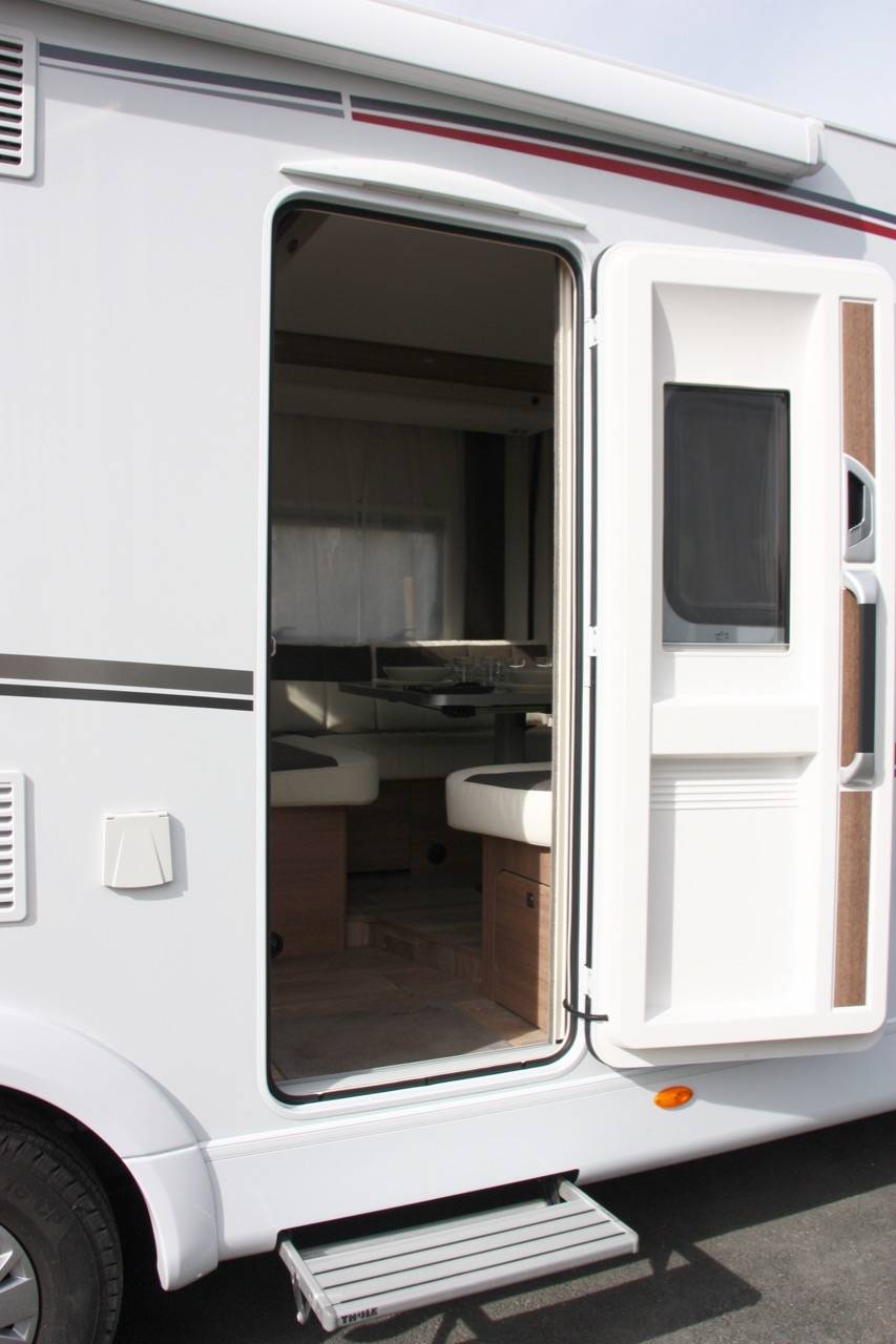 Camping-car profilé occasion, maxi-salon, lit de pavillon, 4 couchages, Dethleffs Trend T 6767 à Roques près Toulouse (31)