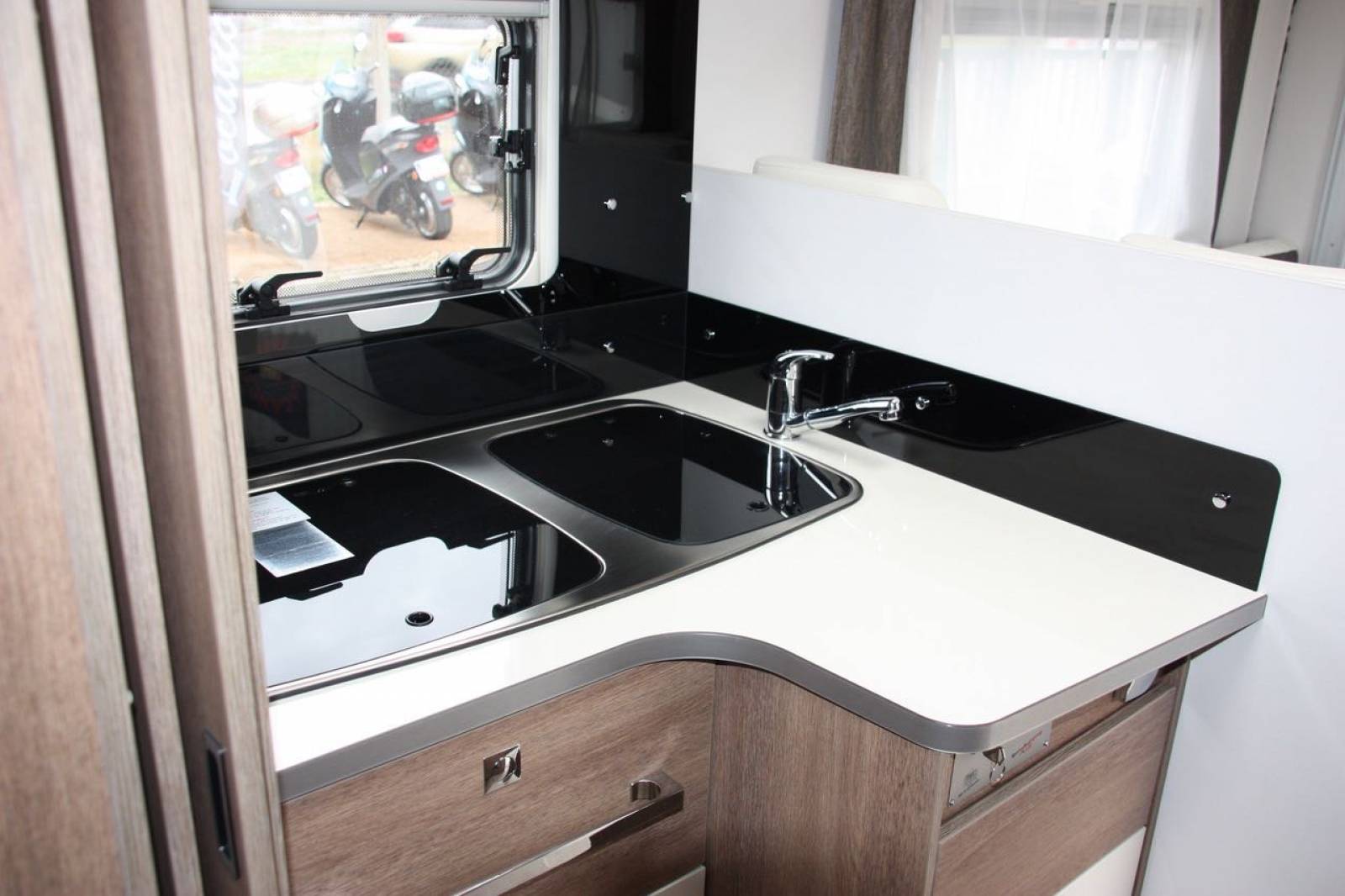 Camping-car profilé occasion, maxi-salon, lit de pavillon, 4 couchages, Dethleffs Trend T 6767 à Roques près Toulouse (31)