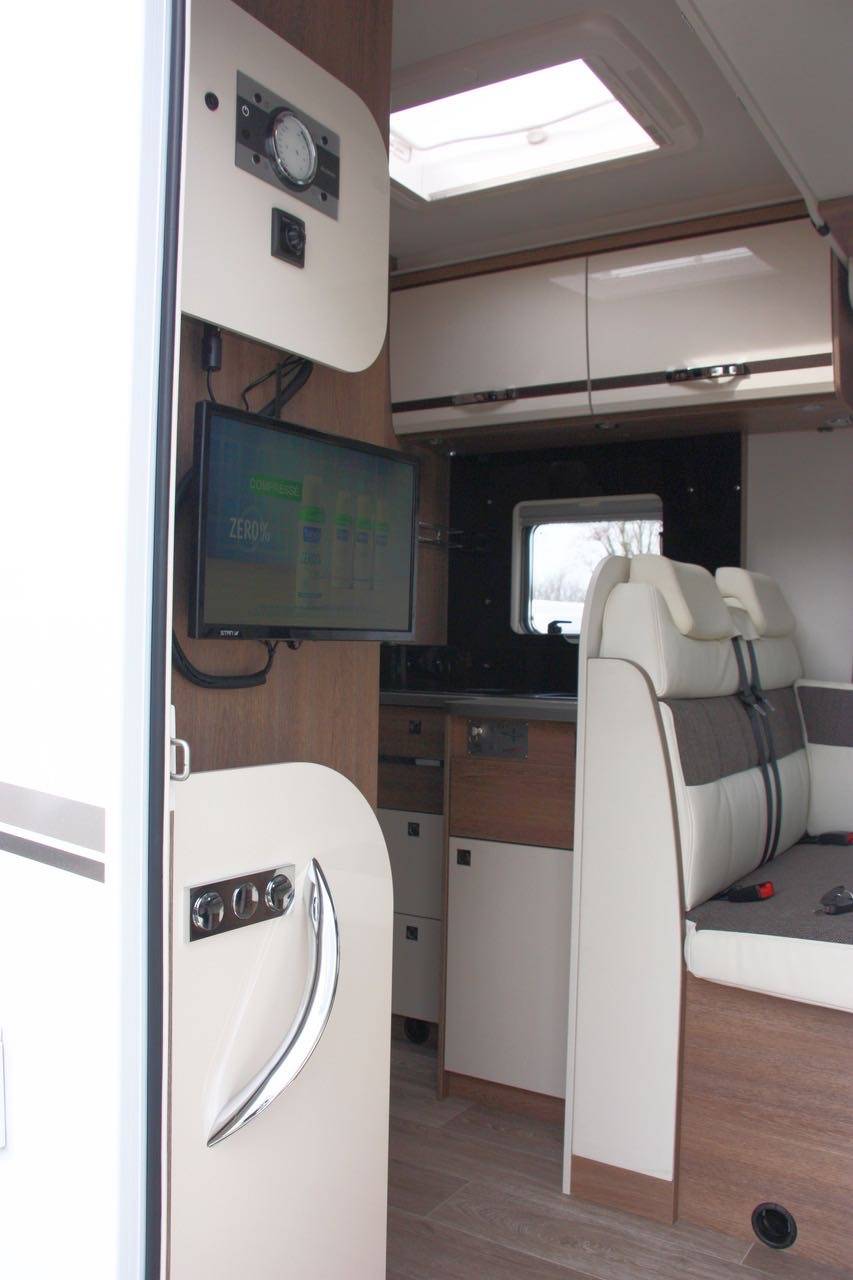 Camping-car profilé occasion, maxi-salon, lit de pavillon, 4 couchages, Dethleffs Trend T 6767 à Roques près Toulouse (31)