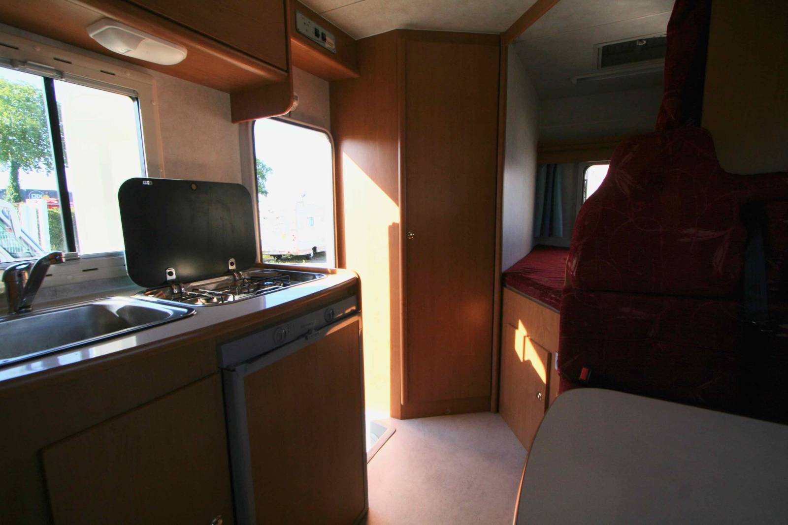 Camping-car occasion capucine, 5 places, 6 couchages, lit à la française, compact, Vilamobil Athenia 332, à Roques, proche de Toulouse (31)