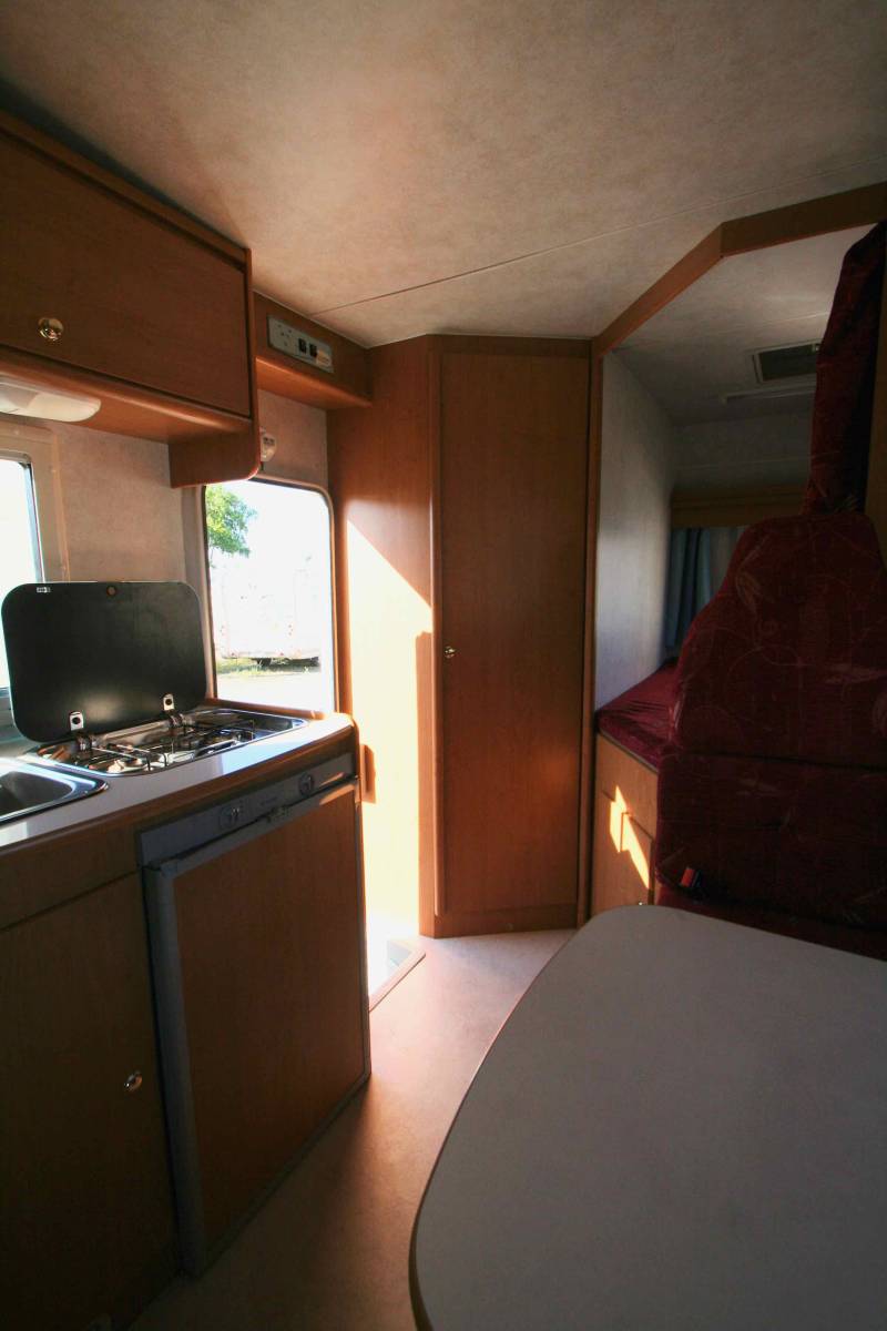 Vend Camping-car occasion capucine, 5 places, 6 couchages, lit à la française, compact, Vilamobil Athenia 332, à Roques, proche de Toulouse (31)