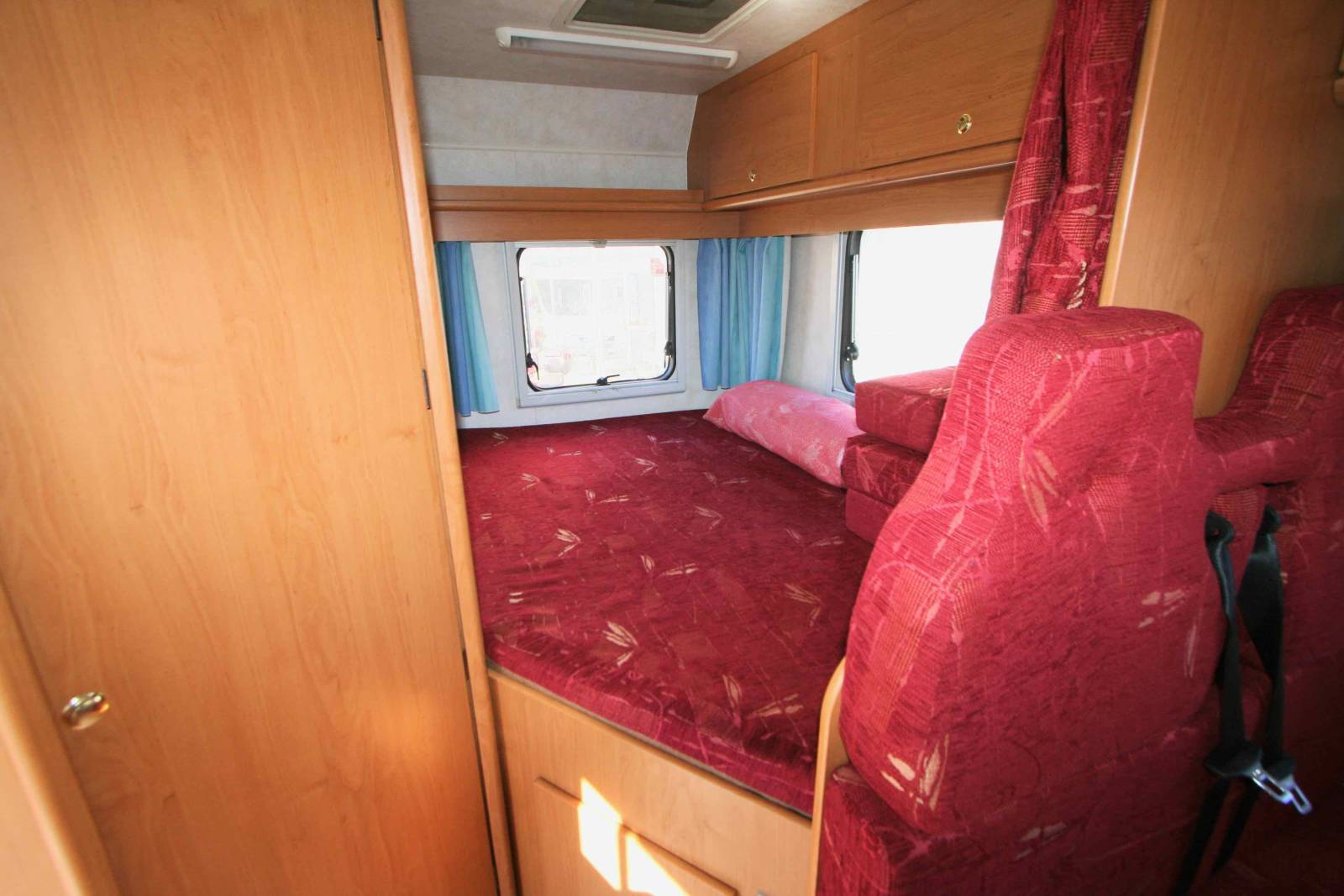 Camping-car occasion capucine, 5 places, 6 couchages, lit à la française, compact, Vilamobil Athenia 332, à Roques, proche de Toulouse (31)