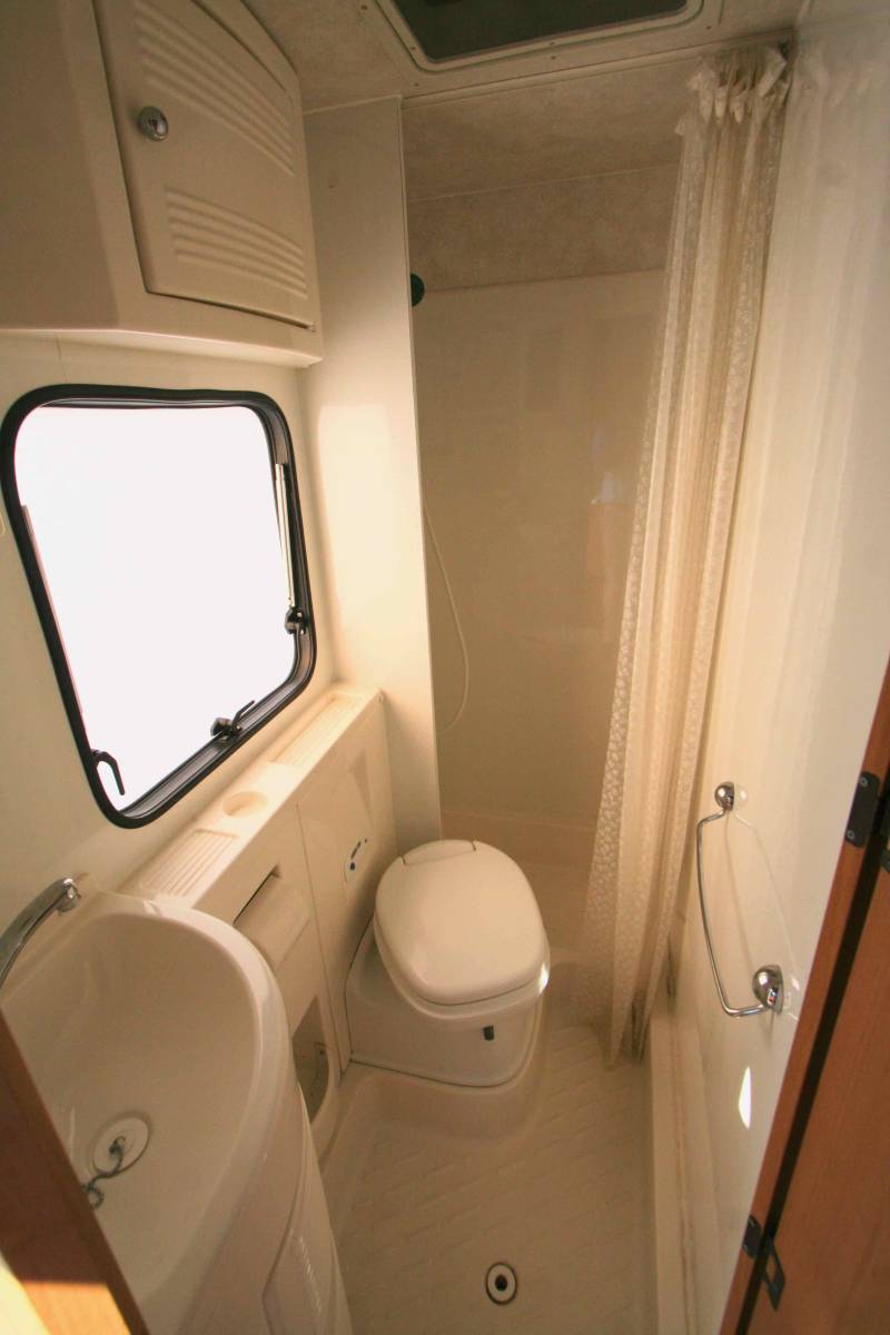 Vend Camping-car occasion capucine, 5 places, 6 couchages, lit à la française, compact, Vilamobil Athenia 332, à Roques, proche de Toulouse (31)