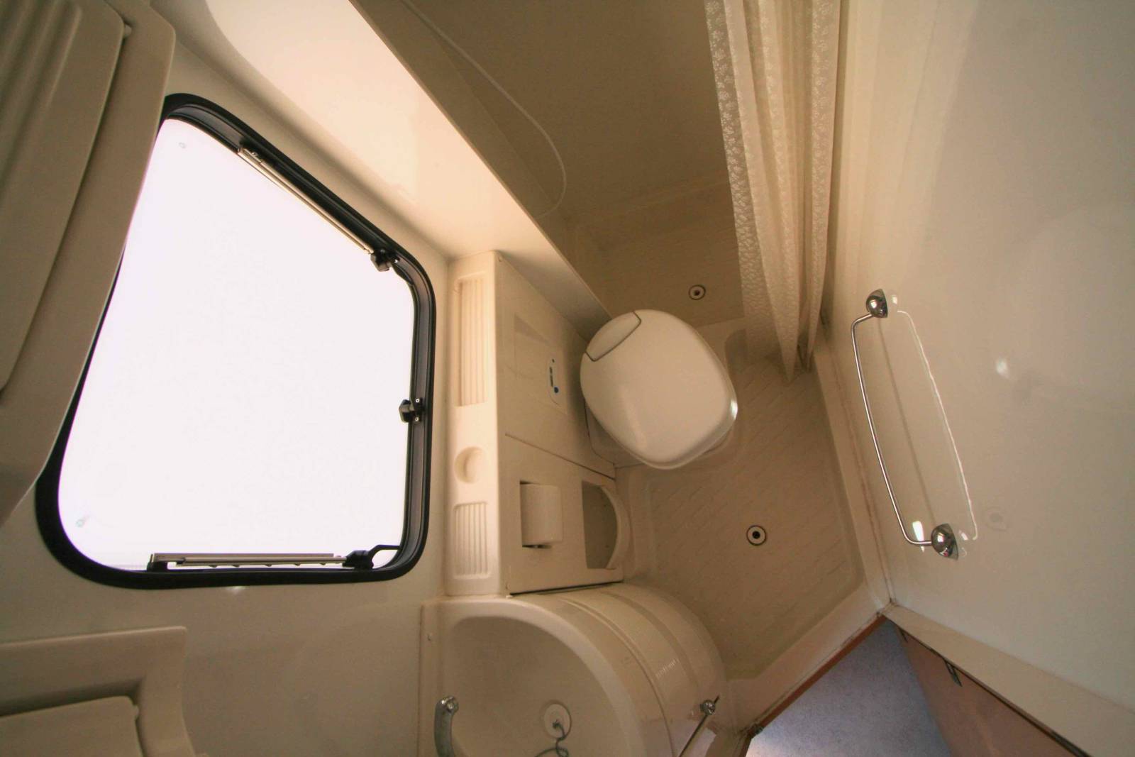 Achat Camping-car occasion capucine, 5 places, 6 couchages, lit à la française, compact, Vilamobil Athenia 332, à Roques, proche de Toulouse (31)