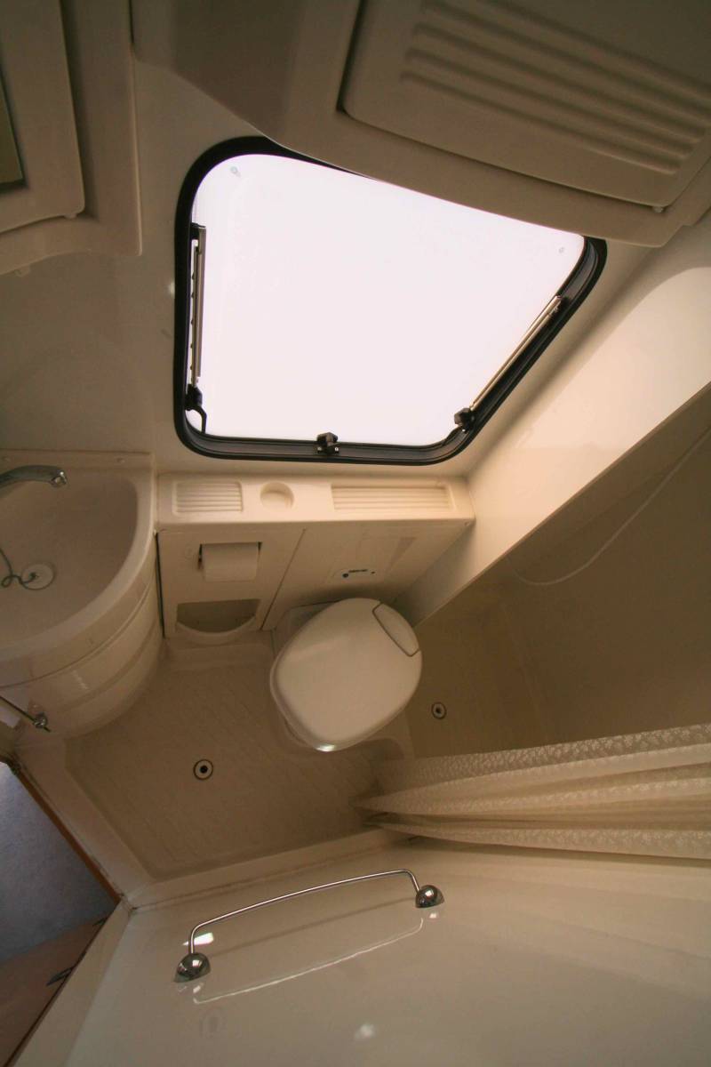 Camping-car occasion capucine, 5 places, 6 couchages, alit à la française, compact, Vilamobil Athenia 332, à Roques, proche de Toulouse (31)