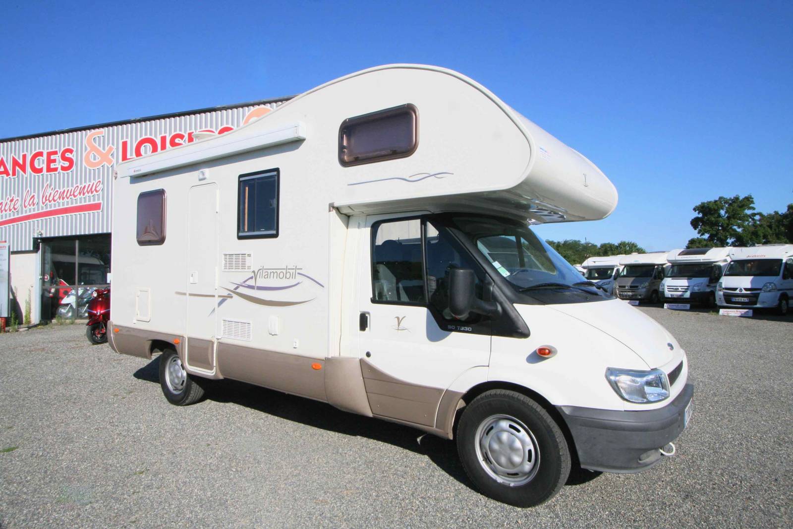 Camping-car occasion capucine, 5 places, 6 couchages, lit à la française, compact, Vilamobil Athenia 332, à Roques, proche de Toulouse (31)