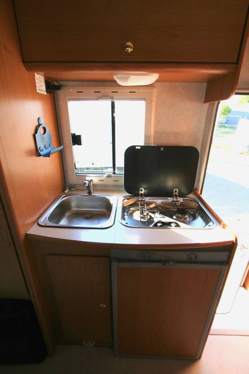 Achat Camping-car occasion capucine, 5 places, 6 couchages, lit à la française, compact, Vilamobil Athenia 332, à Roques, proche de Toulouse (31)