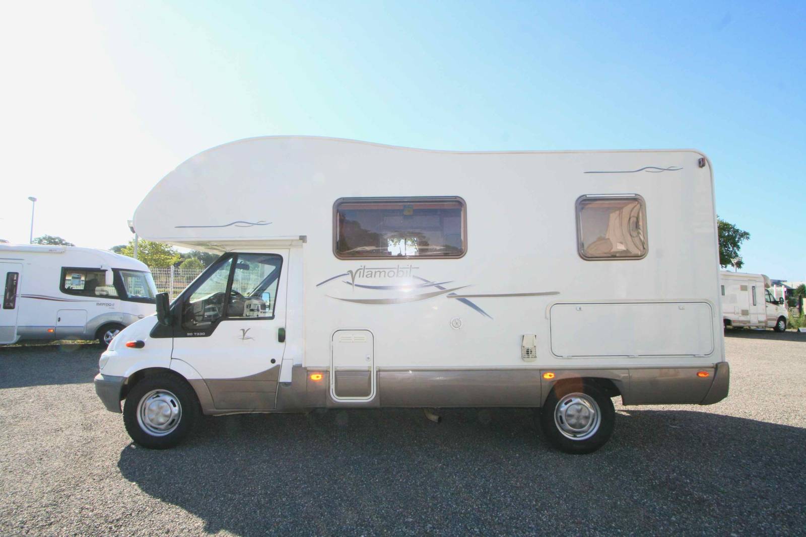 Achat Camping-car occasion capucine, 5 places, 6 couchages, lit à la française, compact, Vilamobil Athenia 332, à Roques, proche de Toulouse (31)