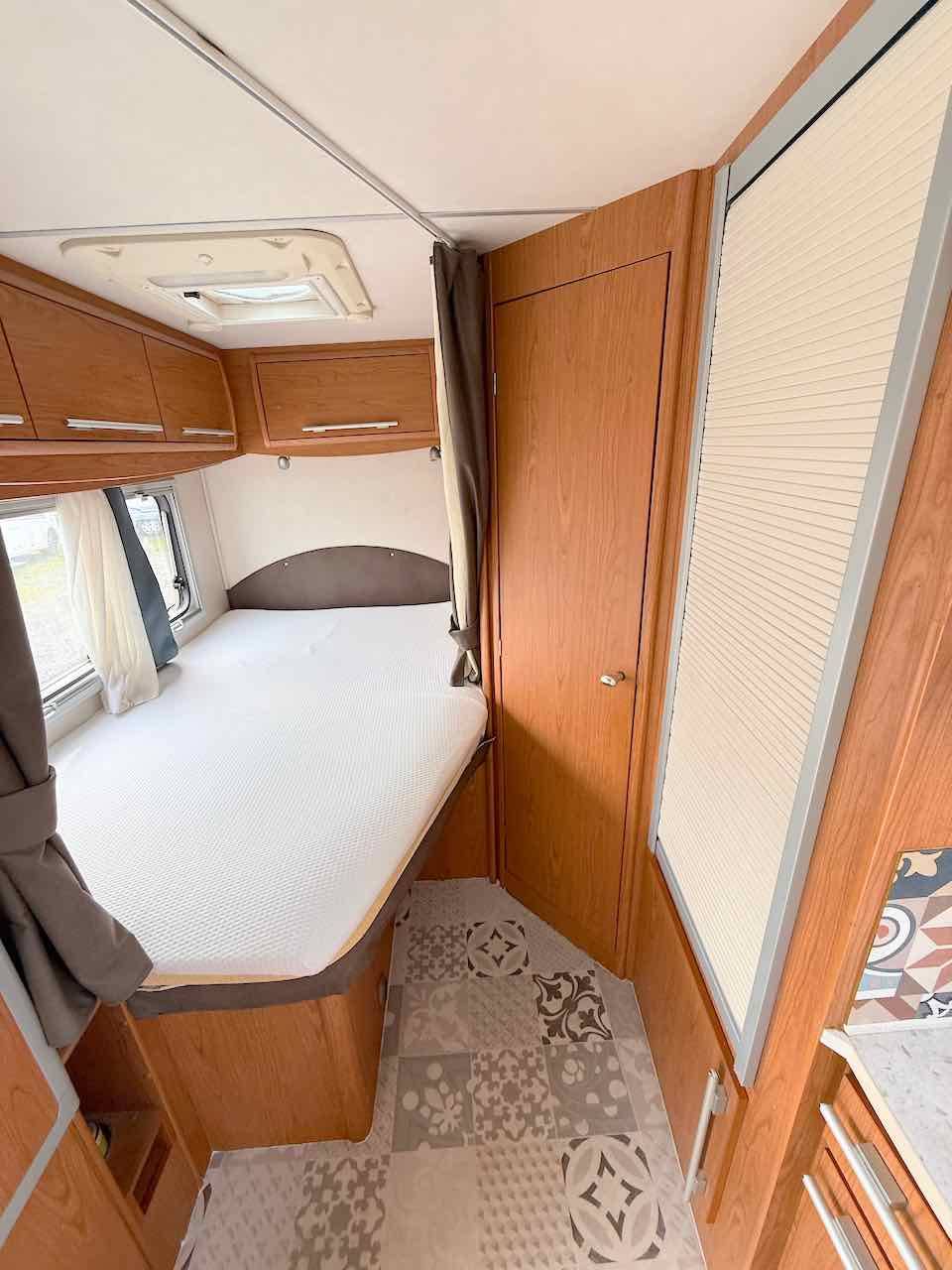 Vend Camping-car profilé occasion, lit à la française, moins de 7 m, 4 places, roues jumelées, Vilamobil Cautel L, chez Vacances et Loisirs à Roques proche de Toulouse (31)