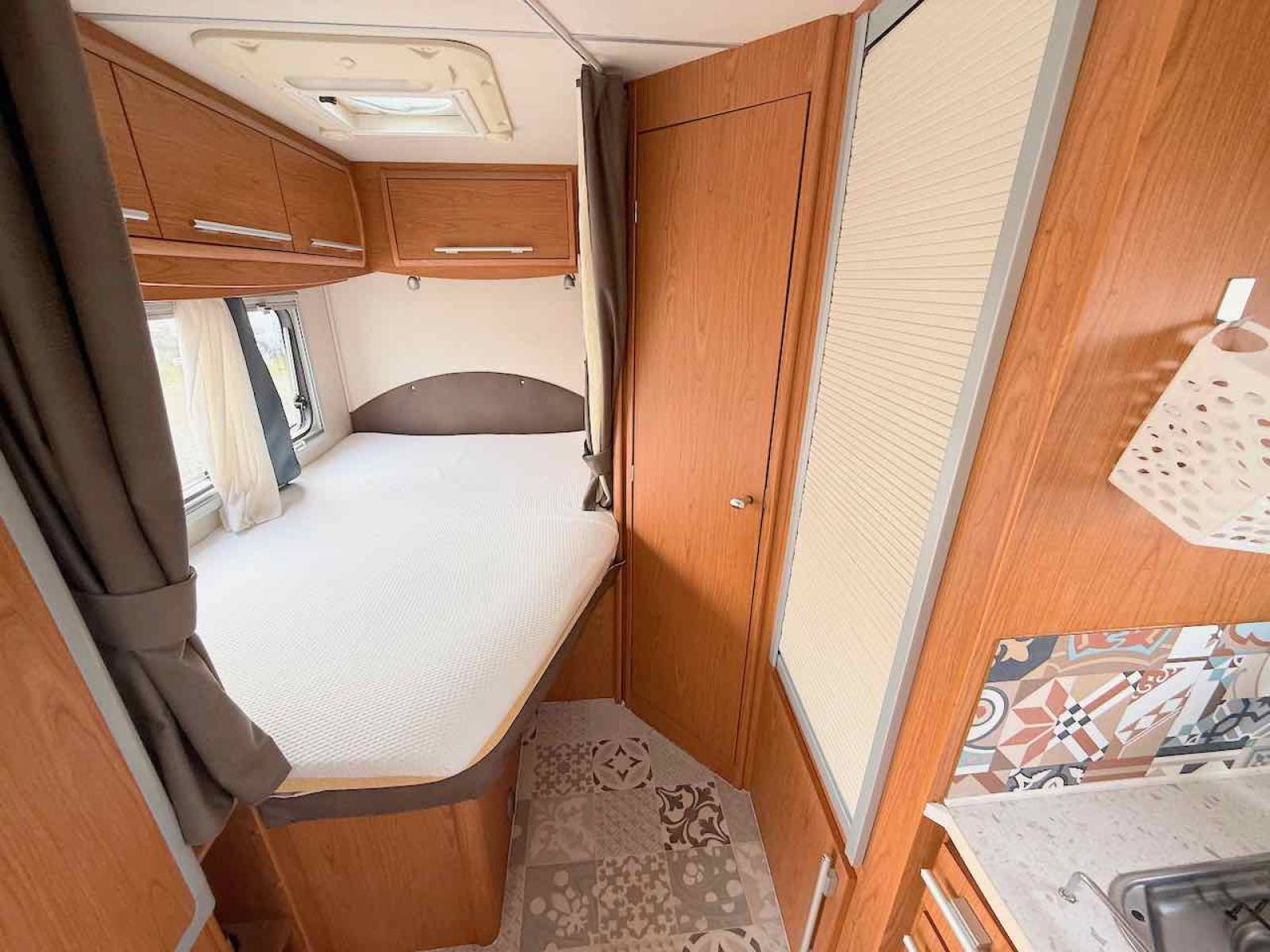 Achat Camping-car profilé occasion, lit à la française, moins de 7 m, 4 places, roues jumelées, Vilamobil Cautel L, chez Vacances et Loisirs à Roques proche de Toulouse (31)