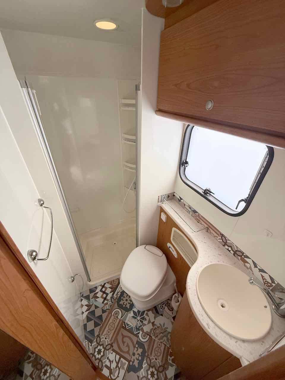 Achat Camping-car profilé occasion, lit à la française, moins de 7 m, 4 places, roues jumelées, Vilamobil Cautel L, chez Vacances et Loisirs à Roques proche de Toulouse (31)