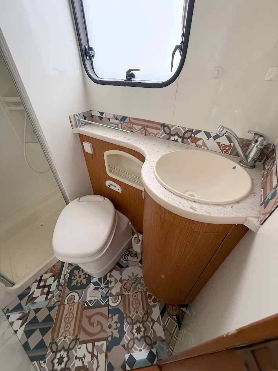 Vend Camping-car profilé occasion, lit à la française, moins de 7 m, 4 places, roues jumelées, Vilamobil Cautel L, chez Vacances et Loisirs à Roques proche de Toulouse (31)