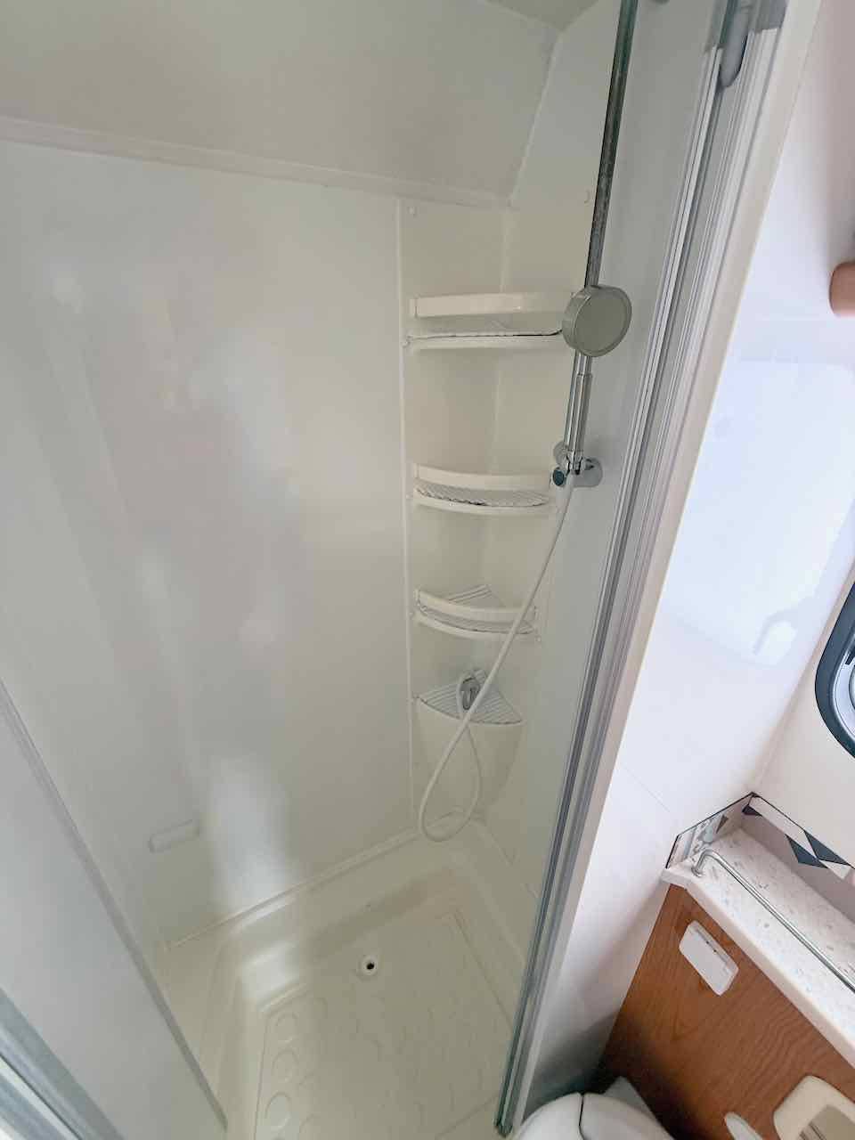 Camping-car profilé occasion, lit à la française, moins de 7 m, 4 places, roues jumelées, Vilamobil Cautel L, chez Vacances et Loisirs à Roques proche de Toulouse (31)