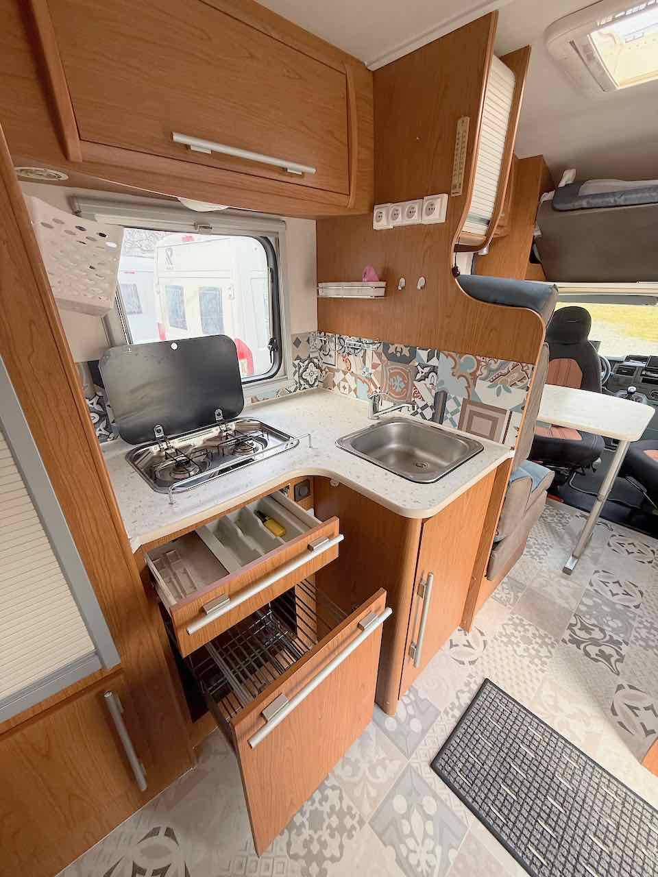 Vend Camping-car profilé occasion, lit à la française, moins de 7 m, 4 places, roues jumelées, Vilamobil Cautel L, chez Vacances et Loisirs à Roques proche de Toulouse (31)