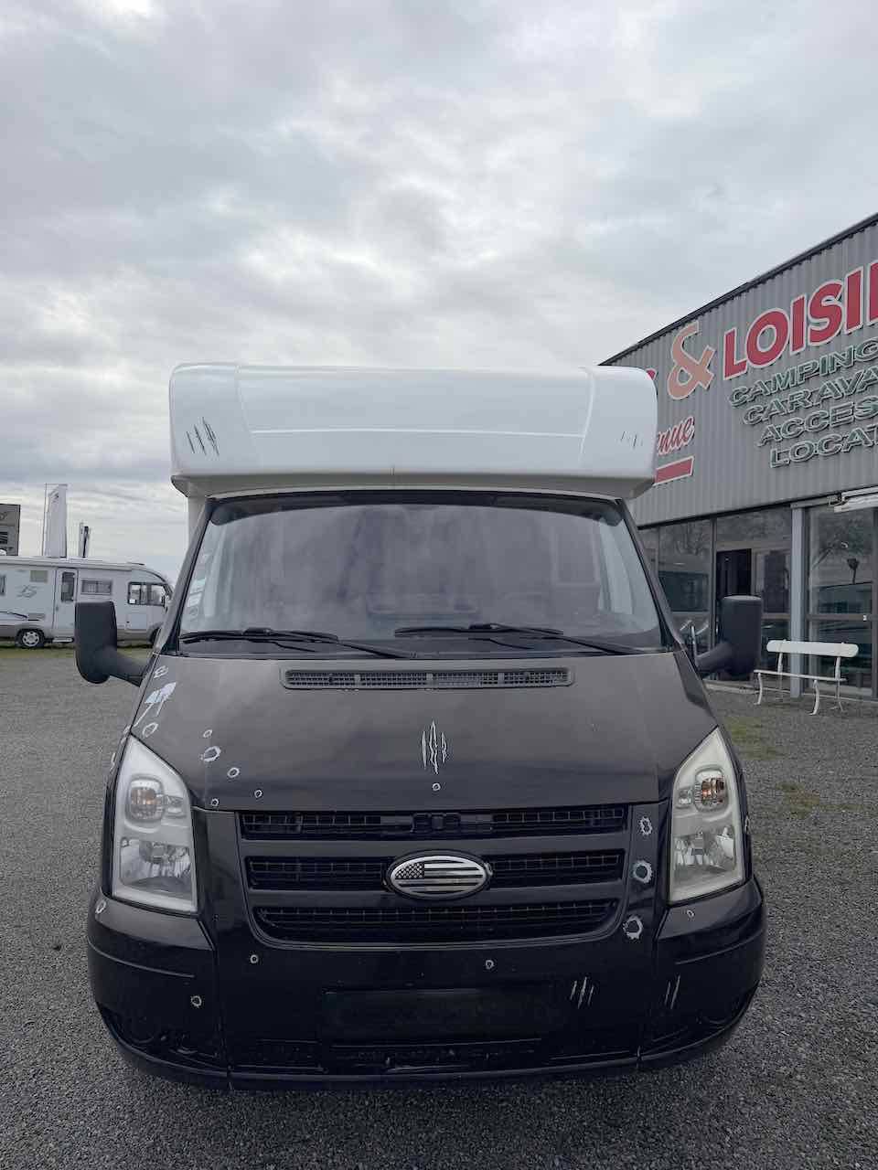 Vend Camping-car profilé occasion, lit à la française, moins de 7 m, 4 places, roues jumelées, Vilamobil Cautel L, chez Vacances et Loisirs à Roques proche de Toulouse (31)