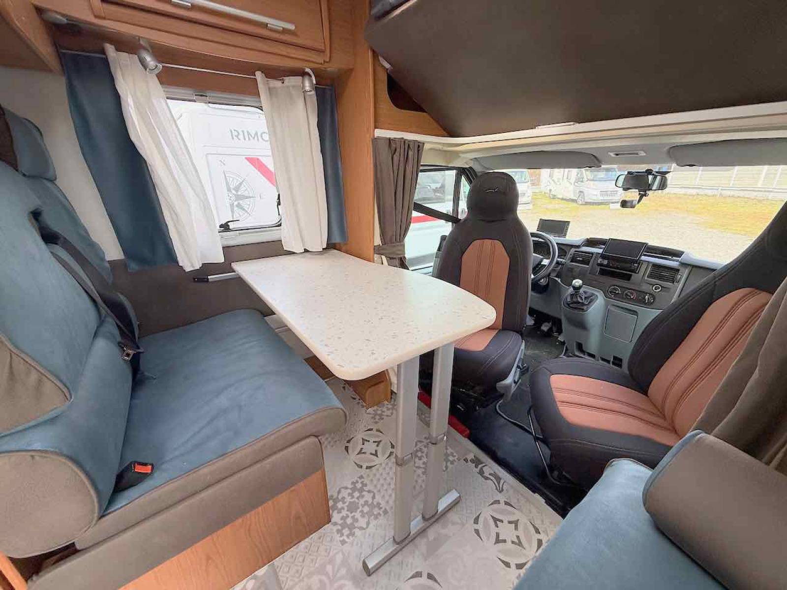 Achat Camping-car profilé occasion, lit à la française, moins de 7 m, 4 places, roues jumelées, Vilamobil Cautel L, chez Vacances et Loisirs à Roques proche de Toulouse (31)