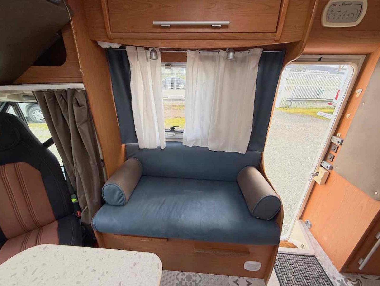 Camping-car profilé occasion, lit à la française, moins de 7 m, 4 places, roues jumelées, Vilamobil Cautel L, chez Vacances et Loisirs à Roques proche de Toulouse (31)