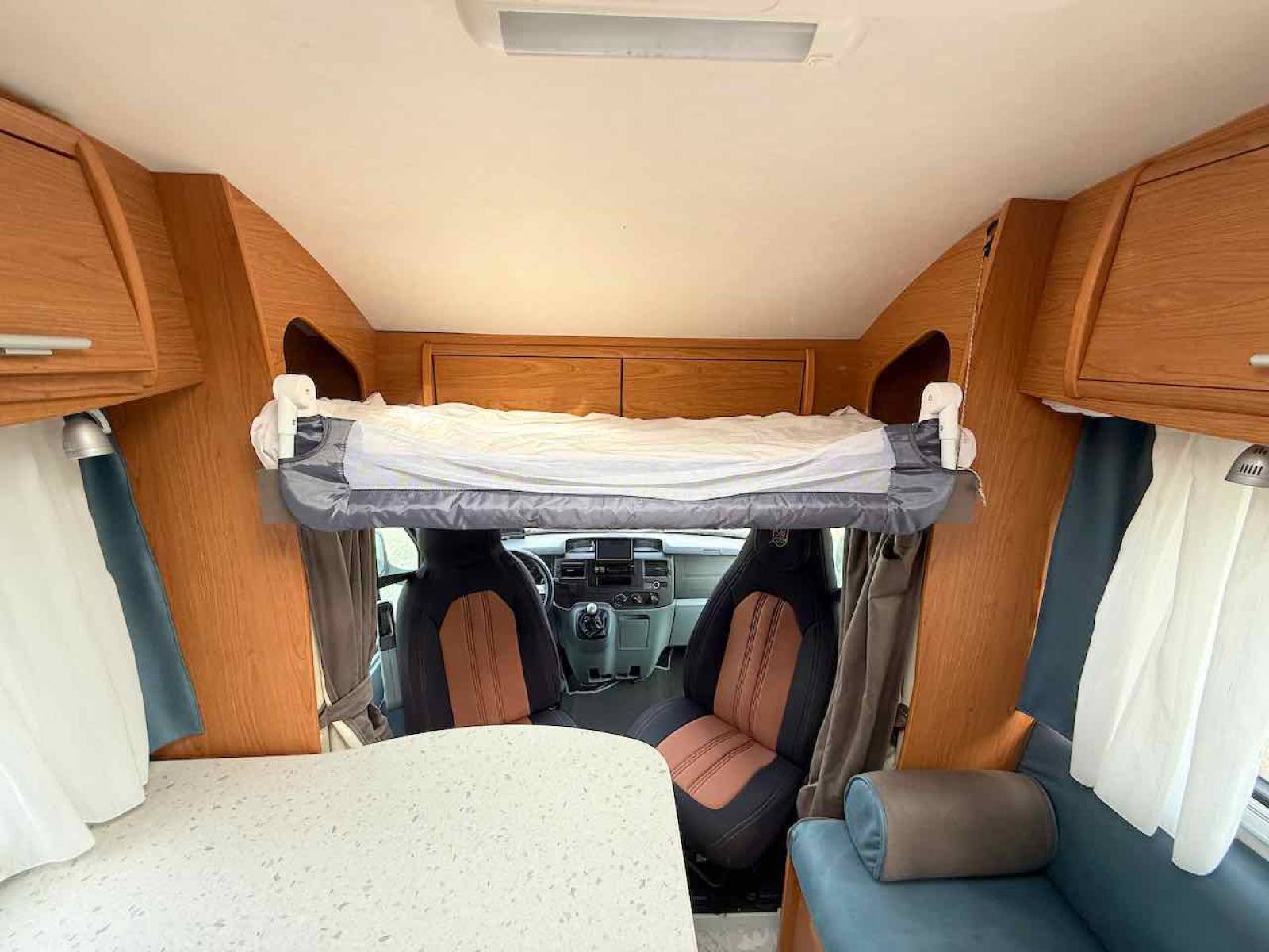 Achat Camping-car profilé occasion, lit à la française, moins de 7 m, 4 places, roues jumelées, Vilamobil Cautel L, chez Vacances et Loisirs à Roques proche de Toulouse (31)