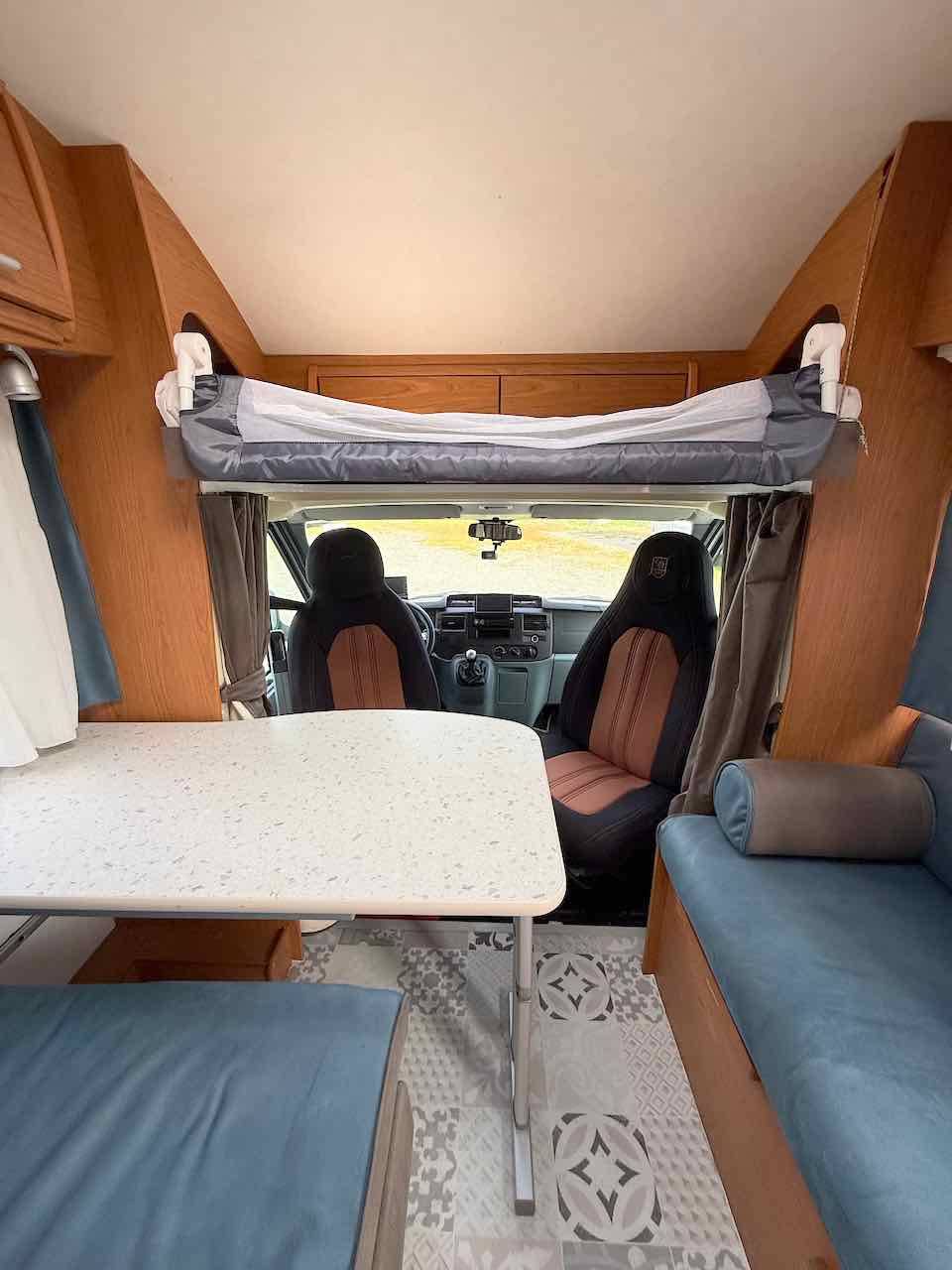 Vend Camping-car profilé occasion, lit à la française, moins de 7 m, 4 places, roues jumelées, Vilamobil Cautel L, chez Vacances et Loisirs à Roques proche de Toulouse (31)