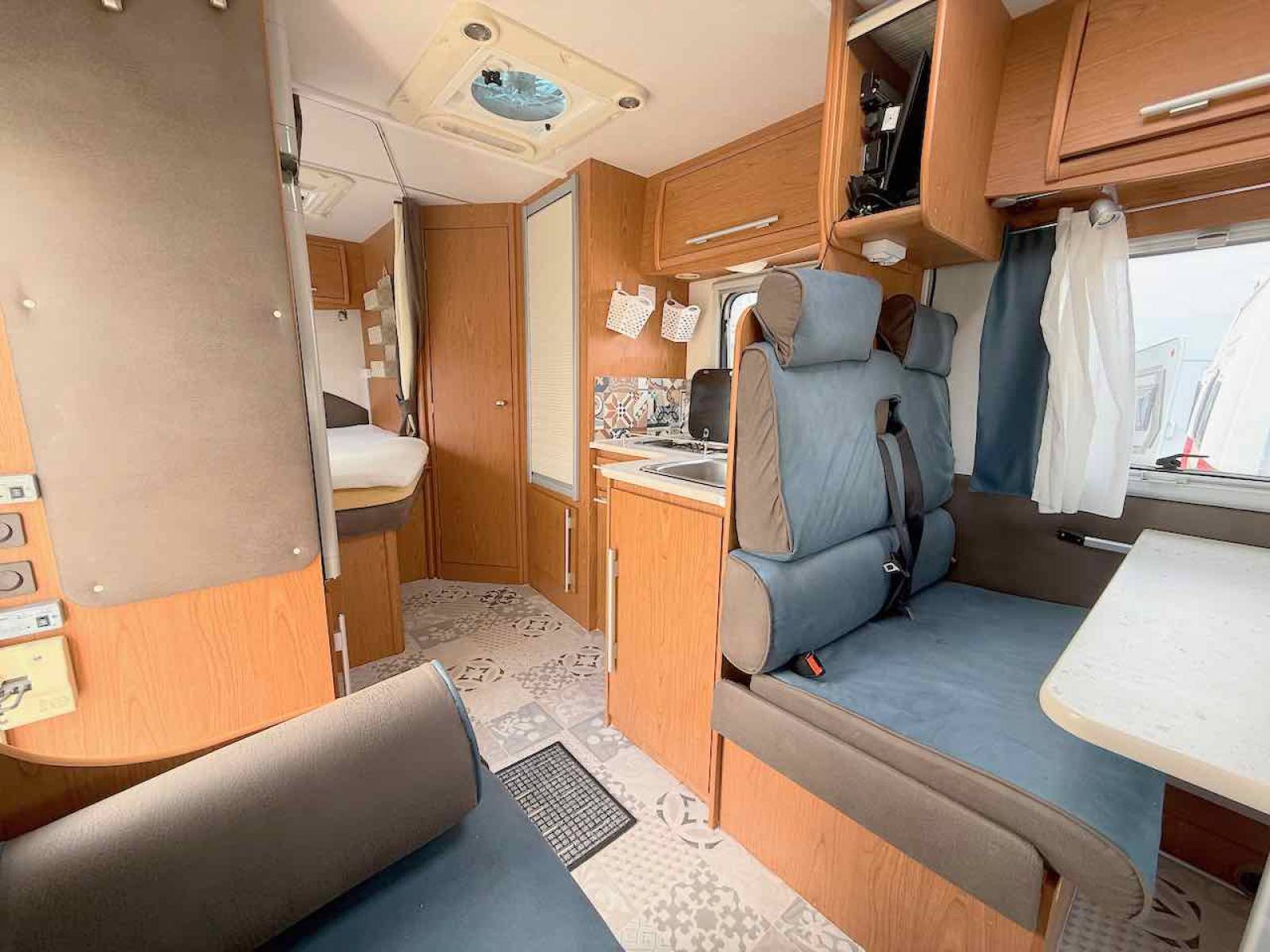 Achat Camping-car profilé occasion, lit à la française, moins de 7 m, 4 places, roues jumelées, Vilamobil Cautel L, chez Vacances et Loisirs à Roques proche de Toulouse (31)