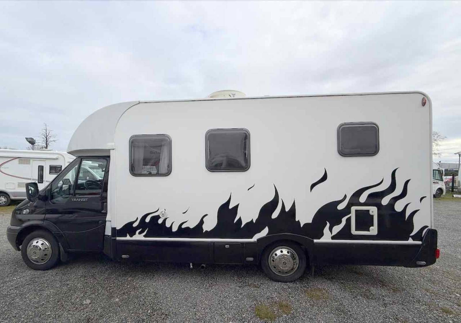 Camping-car profilé occasion, lit à la française, moins de 7 m, 4 places, roues jumelées, Vilamobil Cautel L, chez Vacances et Loisirs à Roques proche de Toulouse (31)