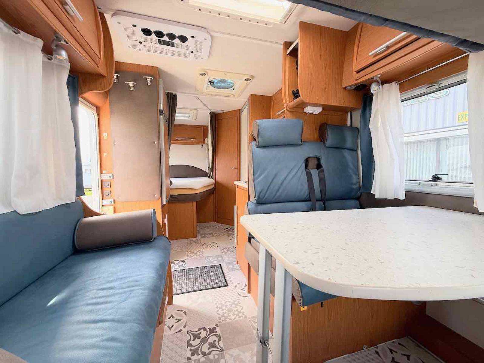 Vend Camping-car profilé occasion, lit à la française, moins de 7 m, 4 places, roues jumelées, Vilamobil Cautel L, chez Vacances et Loisirs à Roques proche de Toulouse (31)