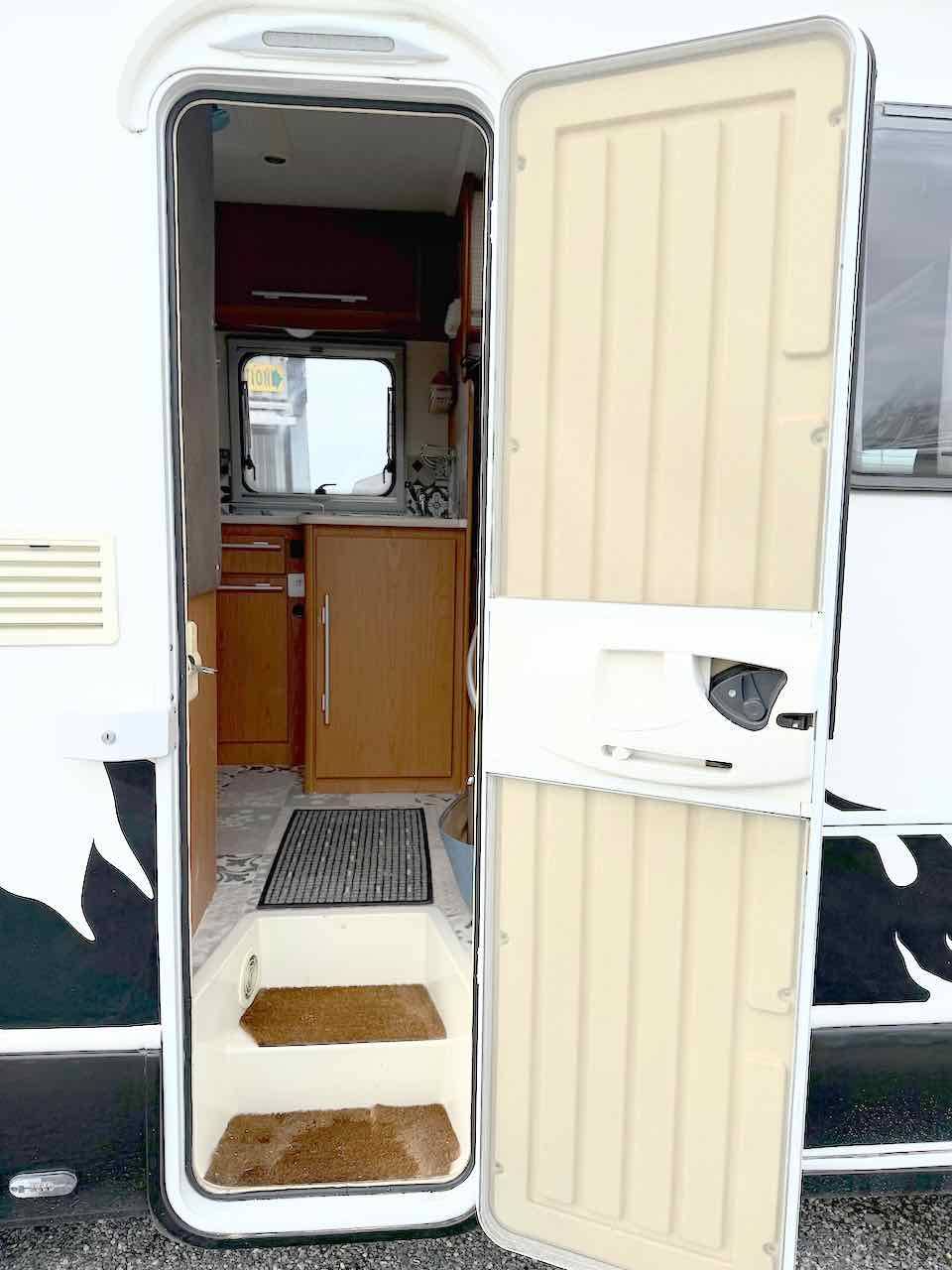 Camping-car profilé occasion, lit à la française, moins de 7 m, 4 places, roues jumelées, Vilamobil Cautel L, chez Vacances et Loisirs à Roques proche de Toulouse (31)