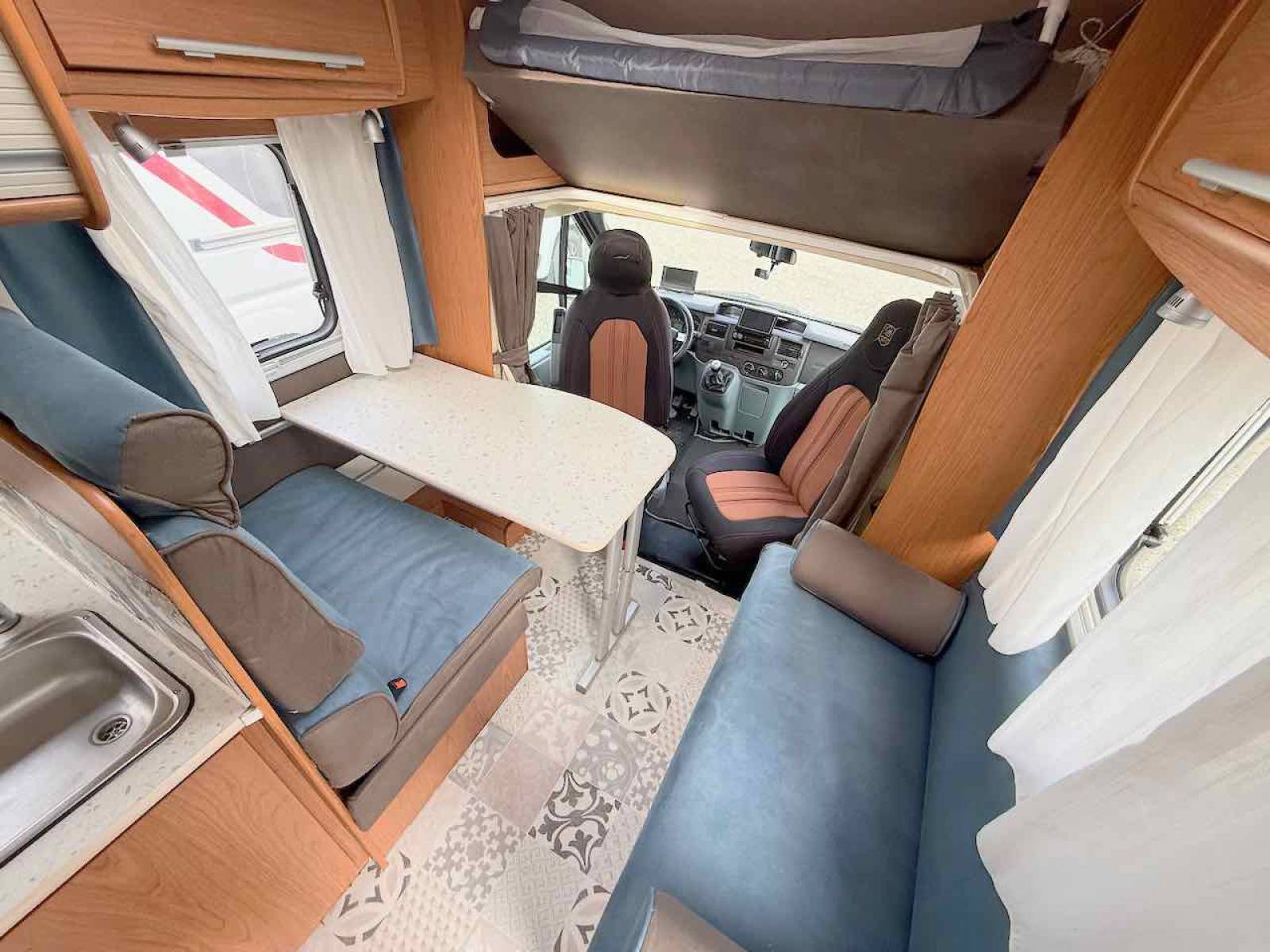 Vend Camping-car profilé occasion, lit à la française, moins de 7 m, 4 places, roues jumelées, Vilamobil Cautel L, chez Vacances et Loisirs à Roques proche de Toulouse (31)