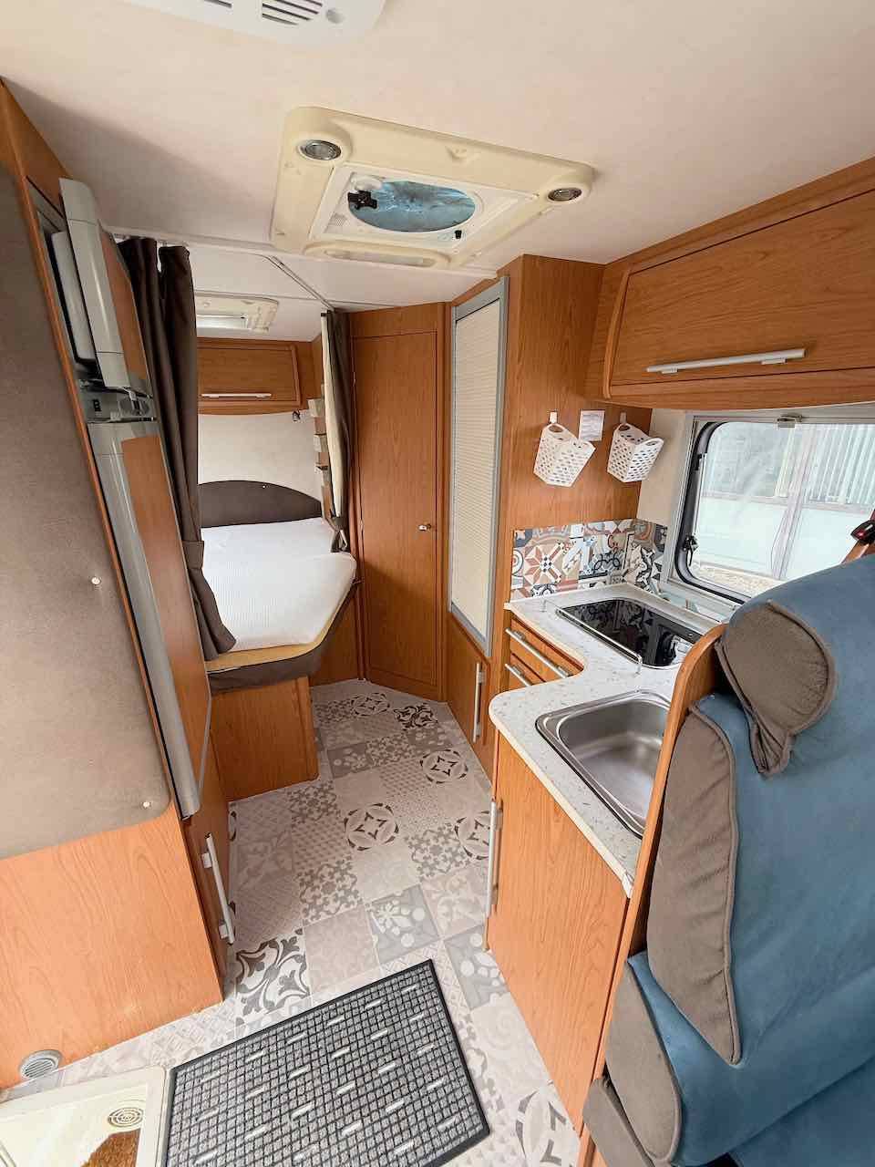 Camping-car profilé occasion, lit à la française, moins de 7 m, 4 places, roues jumelées, Vilamobil Cautel L, chez Vacances et Loisirs à Roques proche de Toulouse (31)