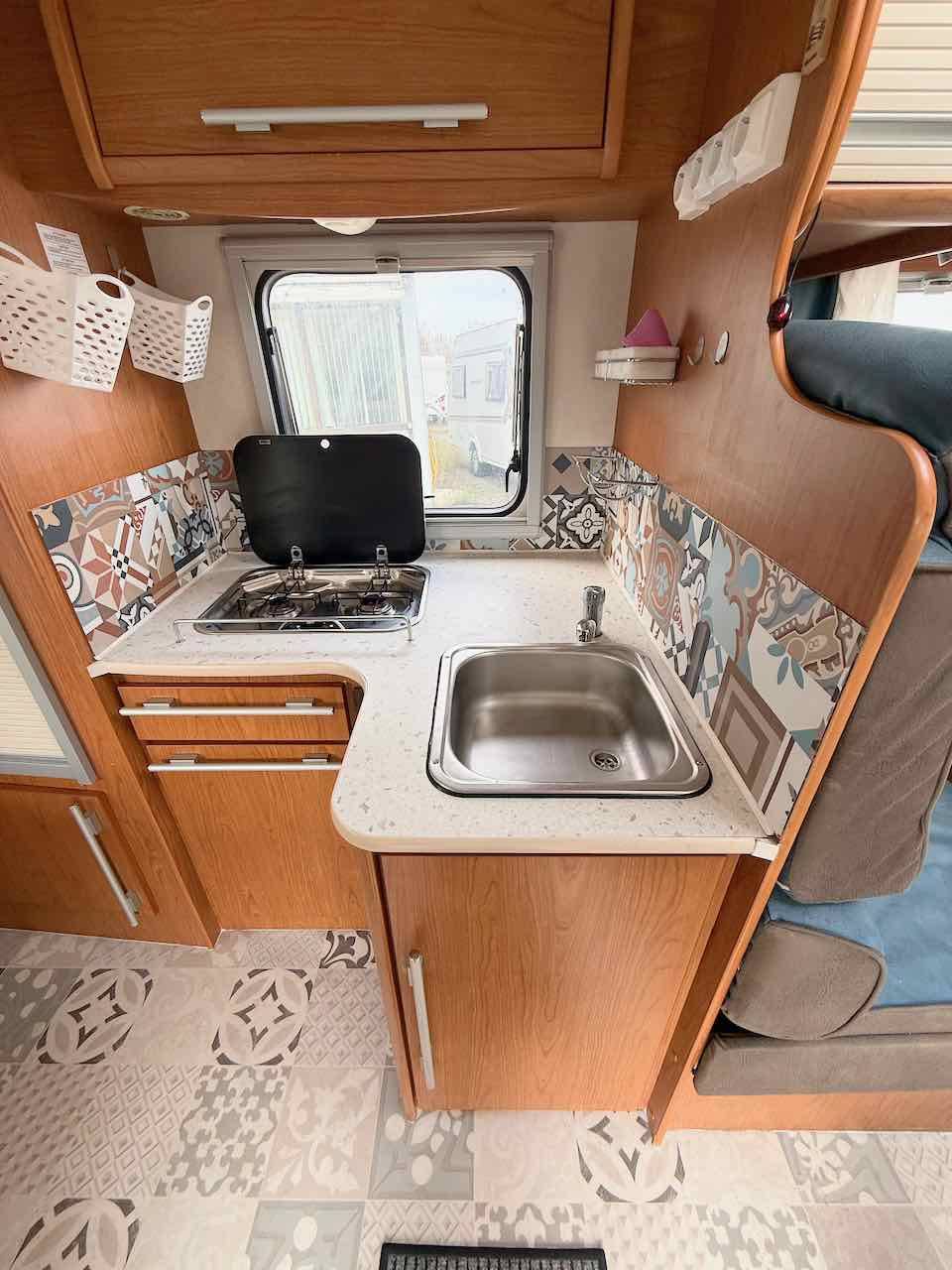 Achat Camping-car profilé occasion, lit à la française, moins de 7 m, 4 places, roues jumelées, Vilamobil Cautel L, chez Vacances et Loisirs à Roques proche de Toulouse (31)