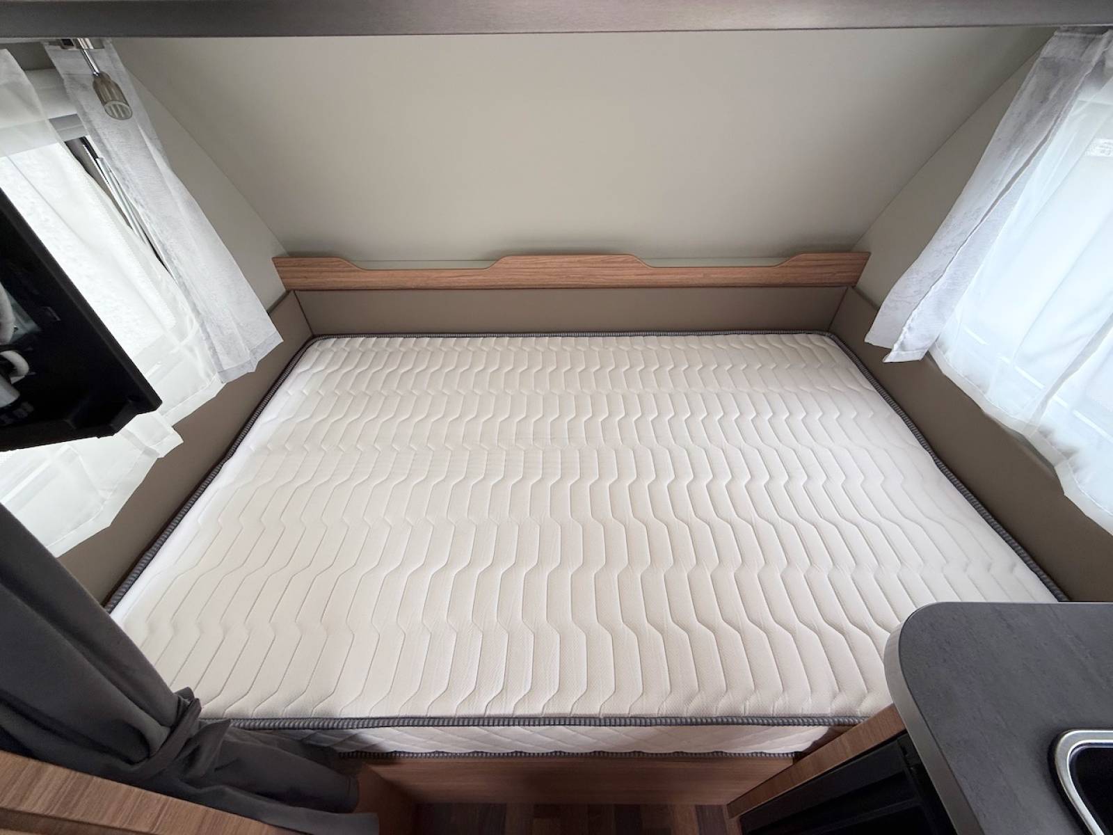 Caravane Occasion, lit transversal, 4 places, 4,70 m, Weinsberg CaraOne 390 QD, à Roques proche de Toulouse (31)