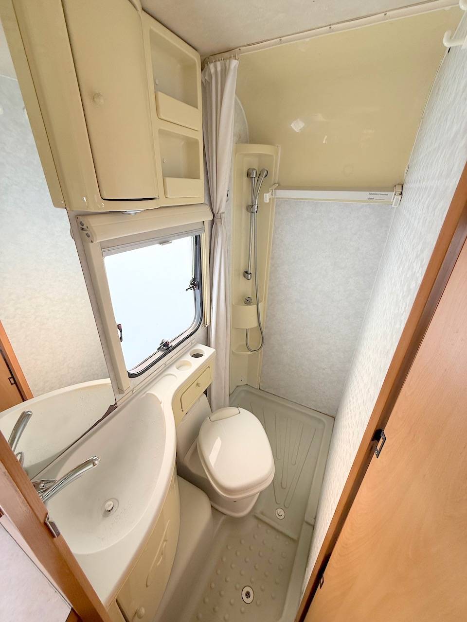 Camping-car profilé occasion, petit prix, lit à la française, moins de 7 m, 4 couchages, Adriatik 572 DS, à Roques, près Toulouse (31)