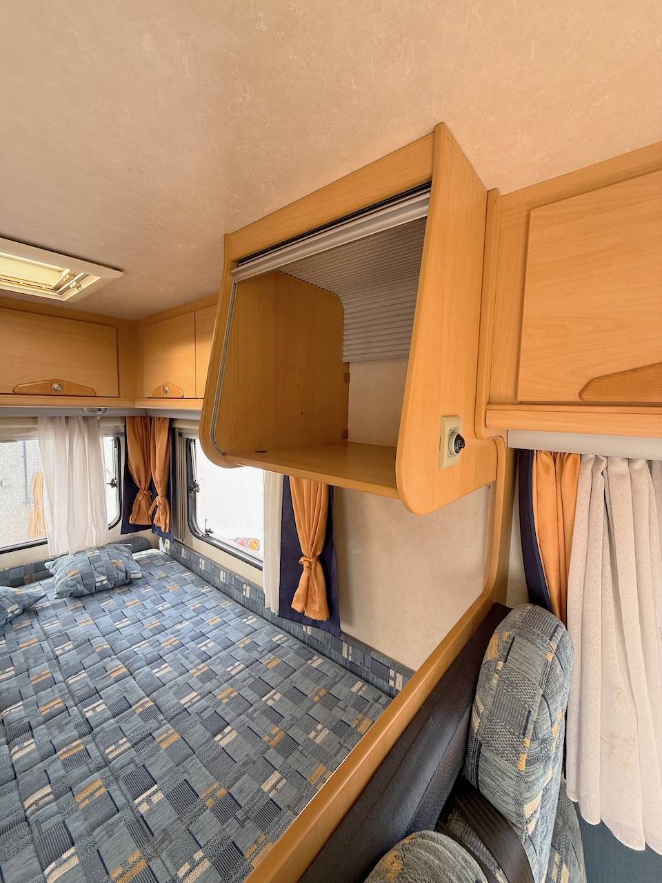vend Camping-car profilé occasion, petit prix, lit à la française, moins de 7 m, 4 couchages, Adriatik 572 DS, à Roques, près Toulouse (31)