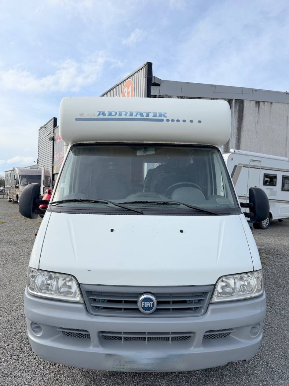 vend Camping-car profilé occasion, petit prix, lit à la française, moins de 7 m, 4 couchages, Adriatik 572 DS, à Roques, près Toulouse (31)