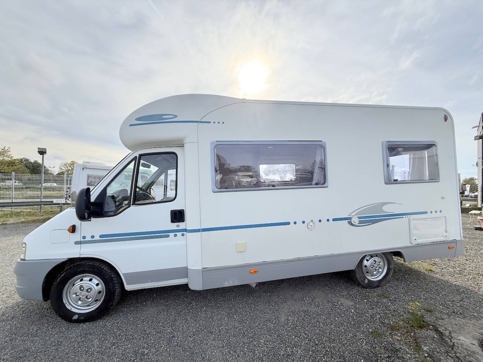 Camping-car profilé occasion, petit prix, lit à la française, moins de 7 m, 4 couchages, Adriatik 572 DS, à Roques, près Toulouse (31)