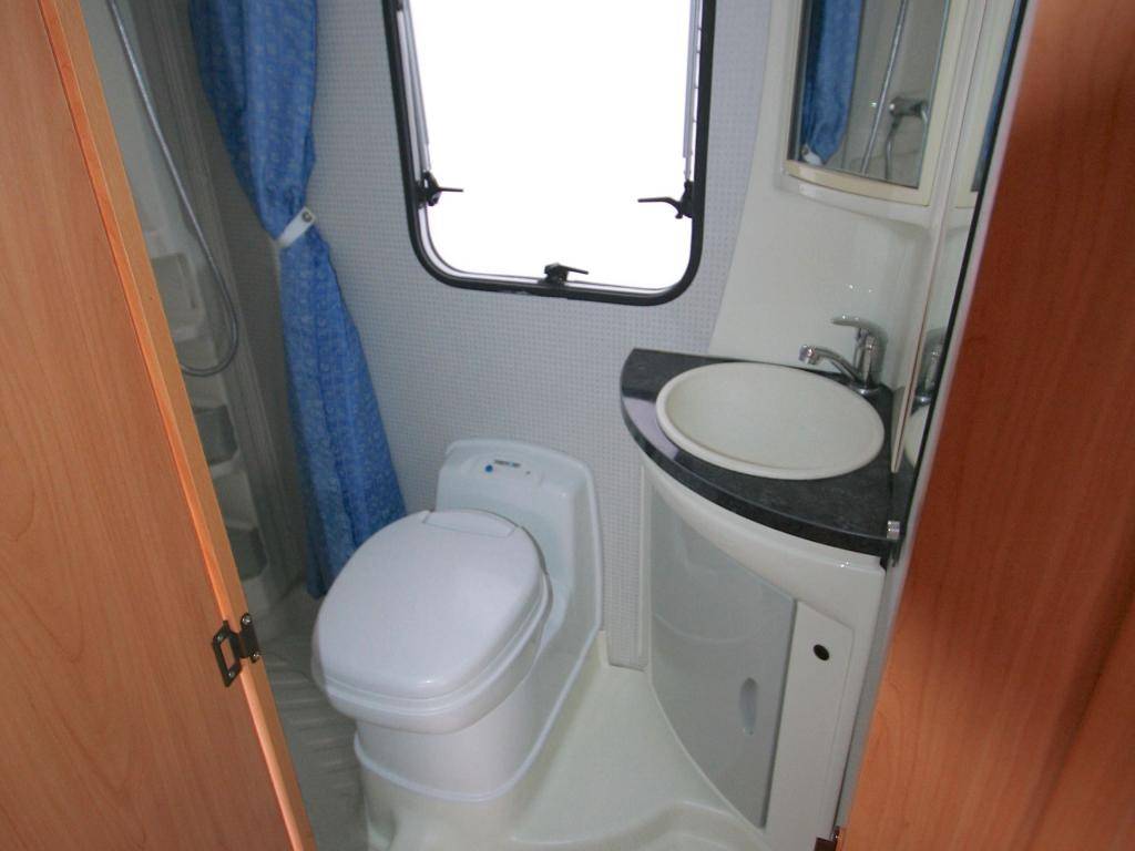 Camping-car capucine occasion 5 places/7couchages Challenger Genesis 45 à Toulouse