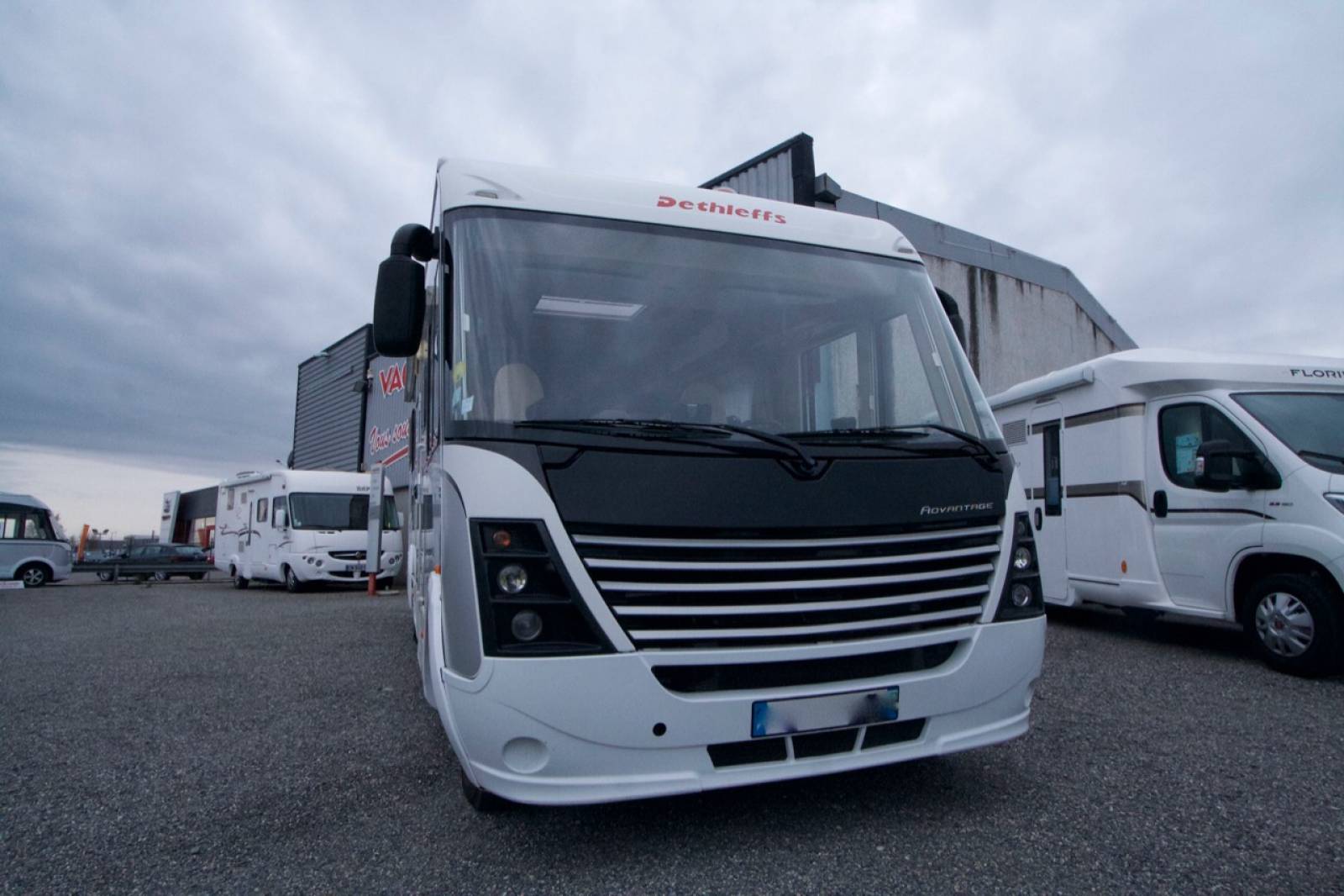 Achetez ce camping-car Intégral d'occasion Dethleffs Advantage i 7151 DBM, lit central, 4 places, 180 CV, à Roques, près Toulouse (31) Midi-Pyrénées