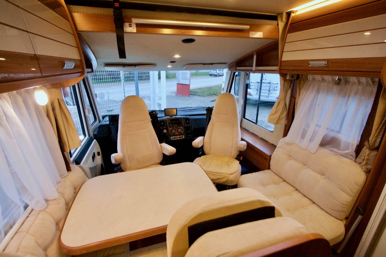 Achetez ce camping-car Intégral d'occasion Dethleffs Advantage i 7151 DBM, lit central, 4 places, 180 CV, à Roques, près Toulouse (31) Midi-Pyrénées