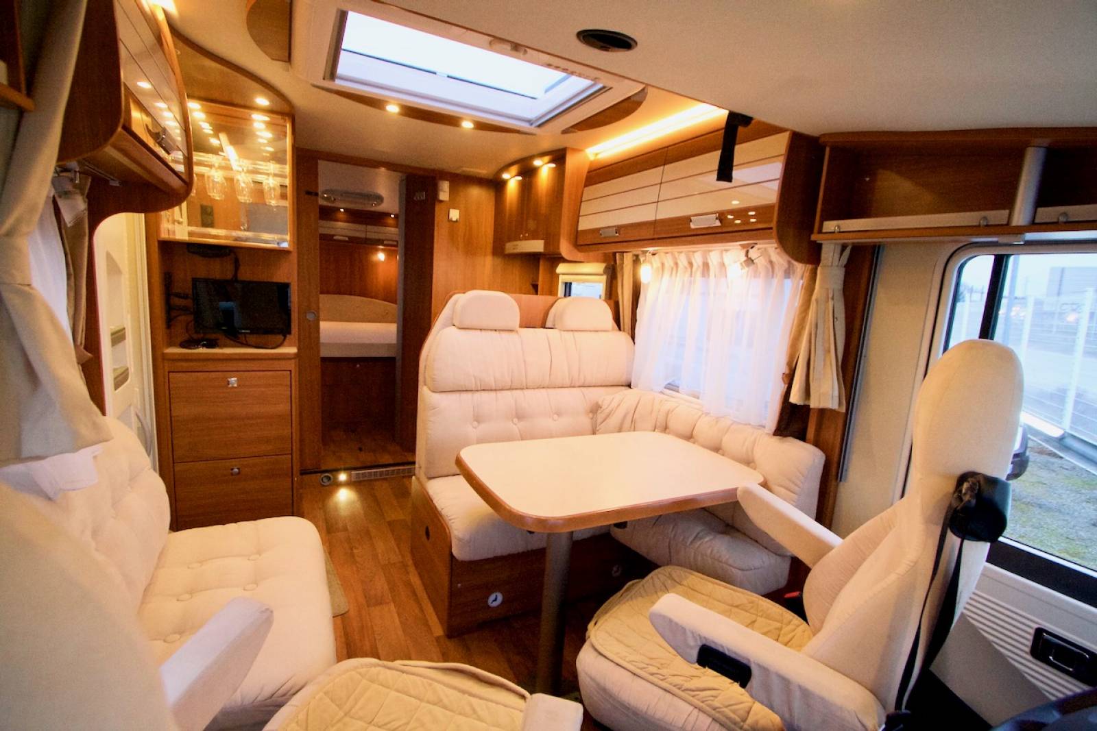 Achetez ce camping-car Intégral d'occasion Dethleffs Advantage i 7151 DBM, lit central, 4 places, 180 CV, à Roques, près Toulouse (31) Midi-Pyrénées