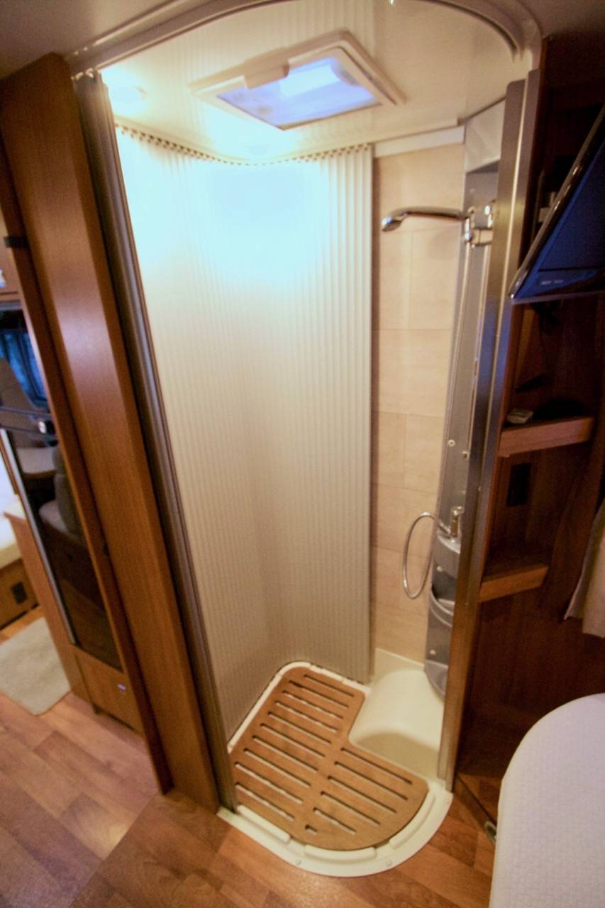 Achetez ce camping-car Intégral d'occasion Dethleffs Advantage i 7151 DBM, lit central, 4 places, 180 CV, à Roques, près Toulouse (31) Midi-Pyrénées