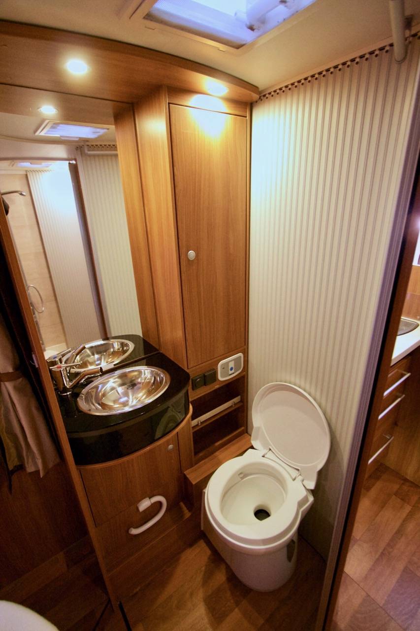 Achetez ce camping-car Intégral d'occasion Dethleffs Advantage i 7151 DBM, lit central, 4 places, 180 CV, à Roques, près Toulouse (31) Midi-Pyrénées