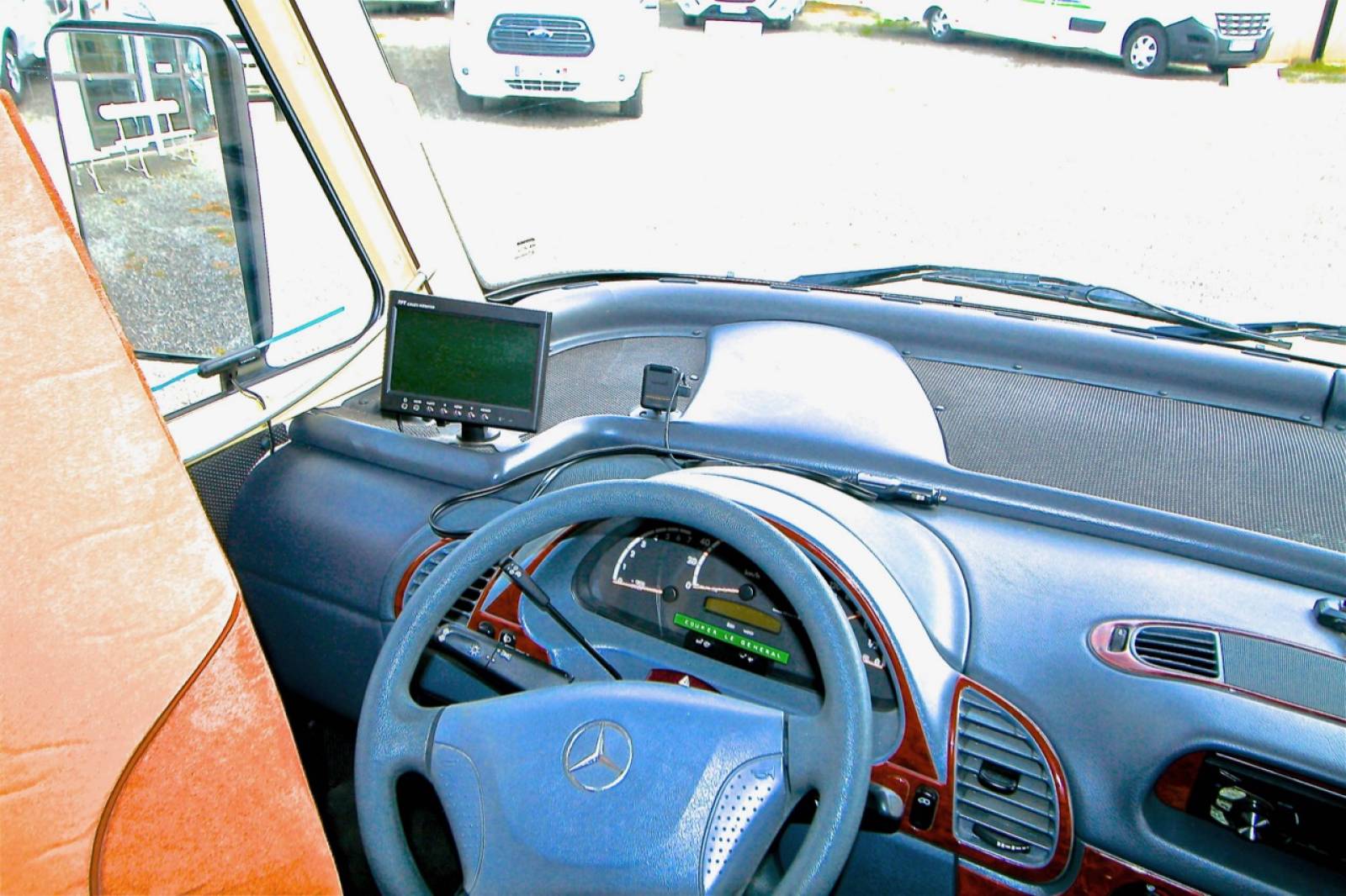 Camping-car intégral occasion 4 places sur Mercedes Hymermobil STARLINE 700 à Toulouse 31 Midi-Pyrénées.