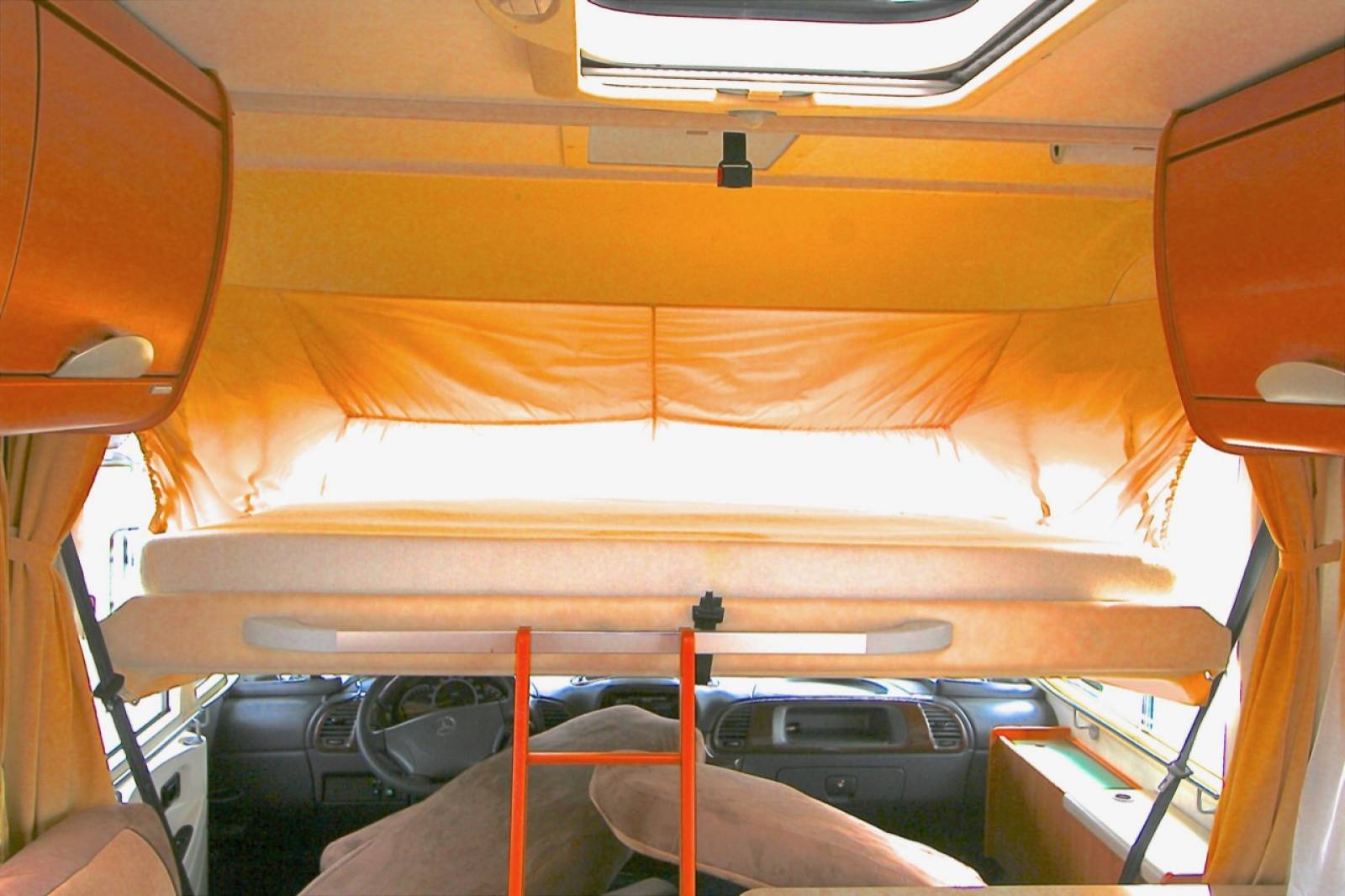 Camping-car intégral occasion 4 places sur Mercedes Hymermobil STARLINE 700 à Toulouse 31 Midi-Pyrénées.