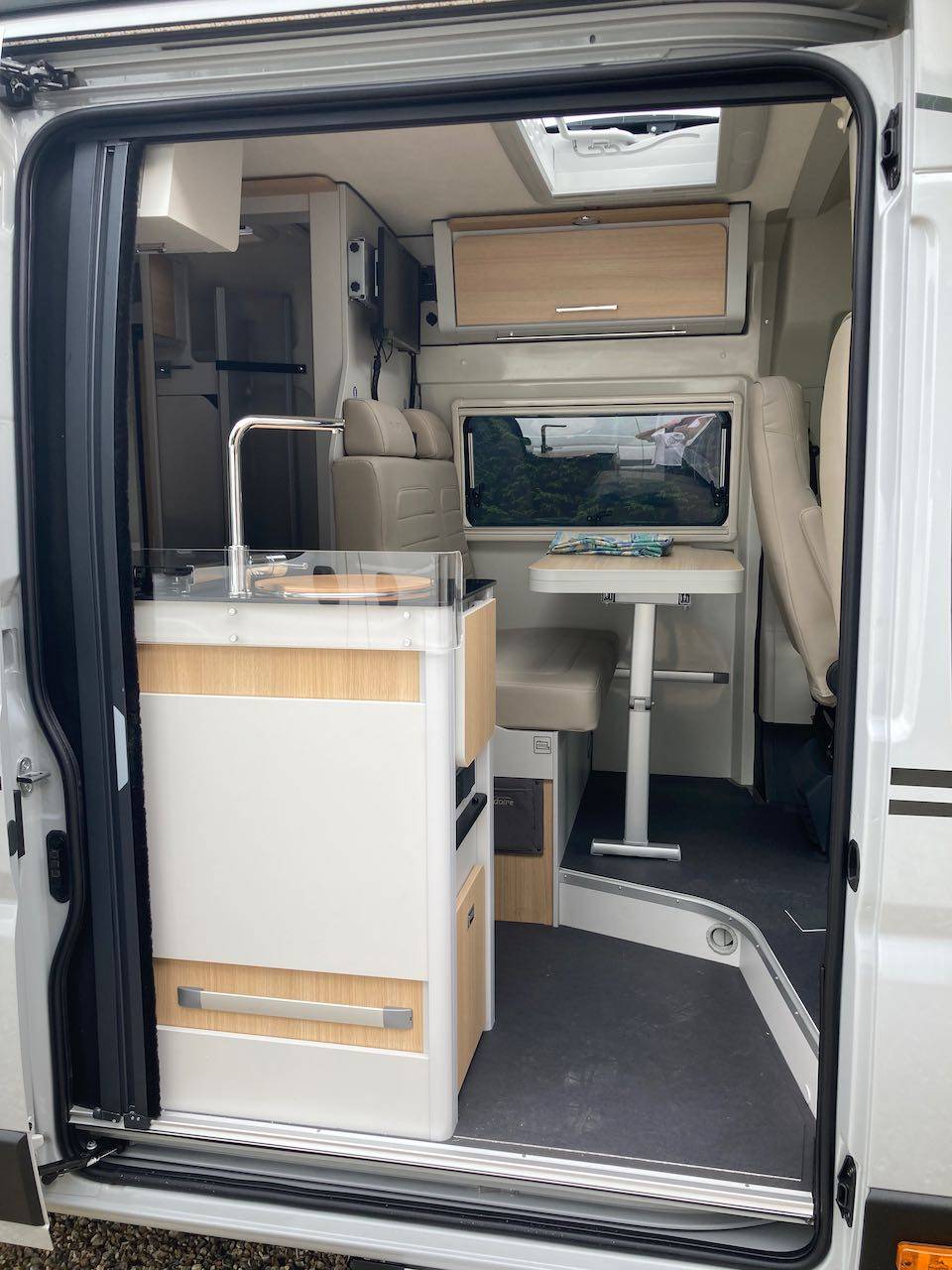 Fourgon aménagé d'occasion boîte auto, lits jumeaux, Font Vendôme DUO VAN séjour à Roques près Toulouse (31)