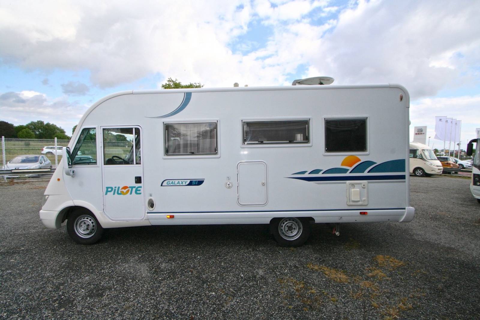 vend Camping-car intégral occasion moins de 7m, Mercedes, 4 couchages, petit prix, Pilote Galaxy 51, visible à Roques près Toulouse 31